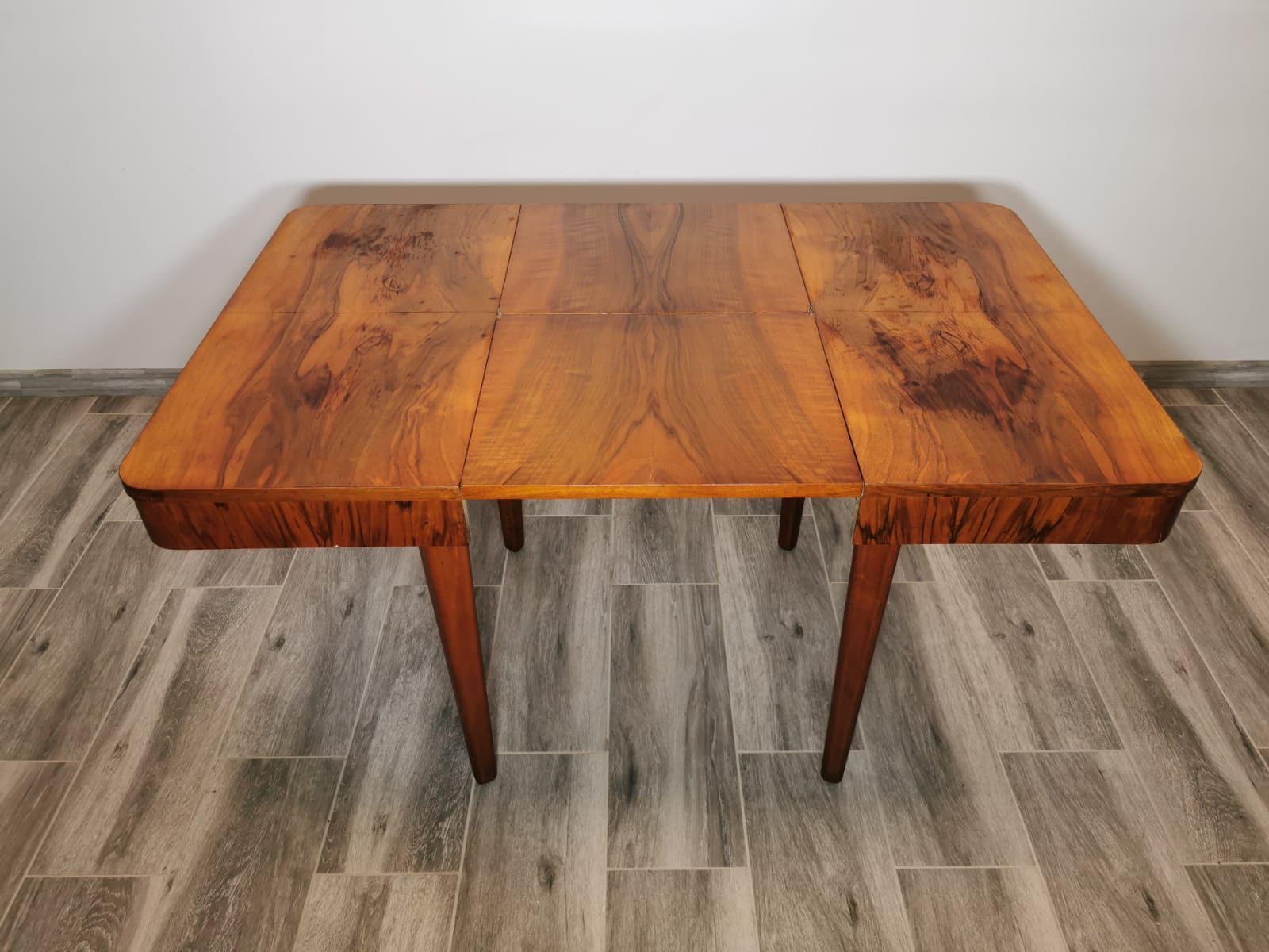 Table à manger par Jindrich Halabala