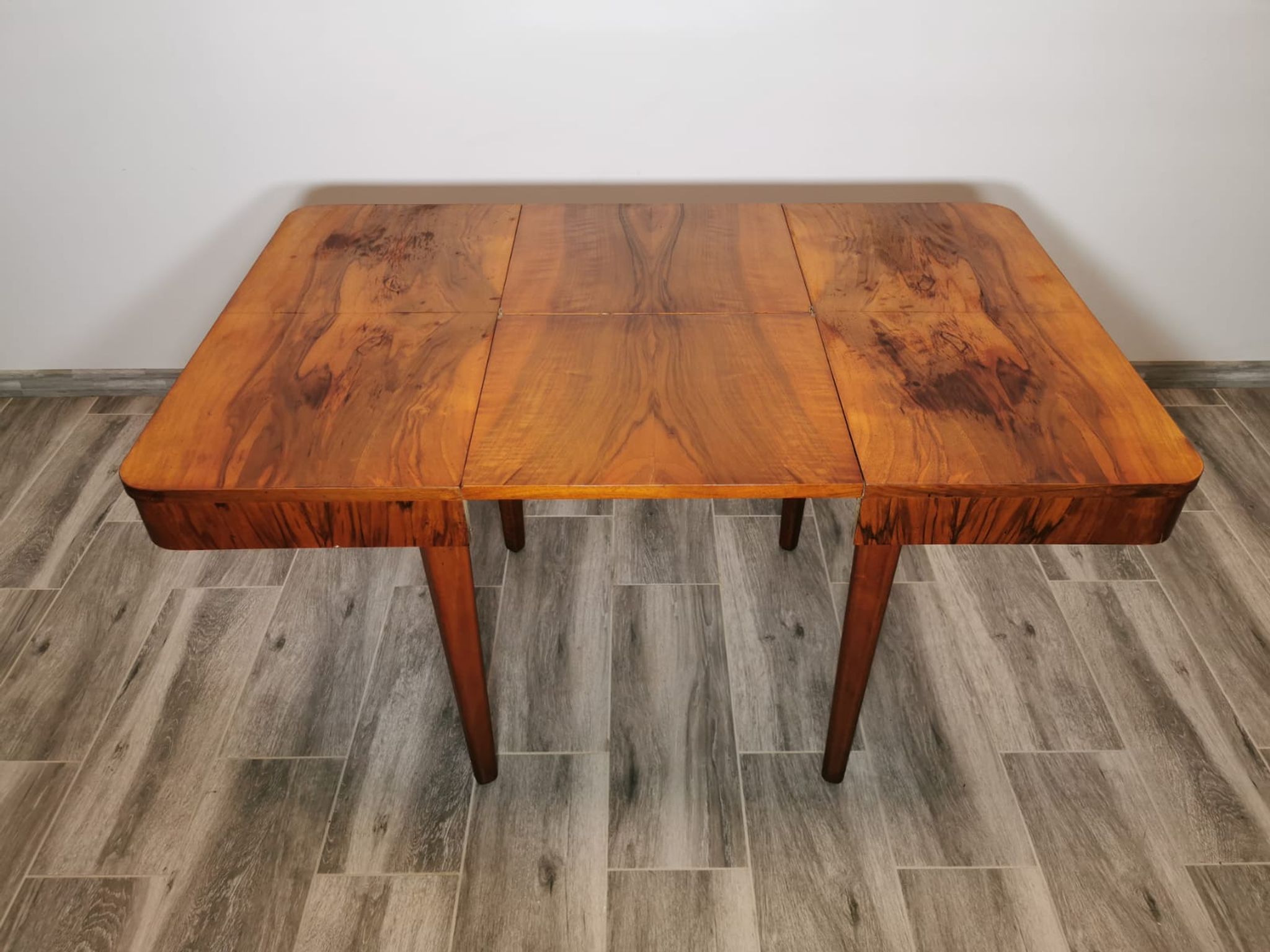 Table à manger par Jindrich Halabala