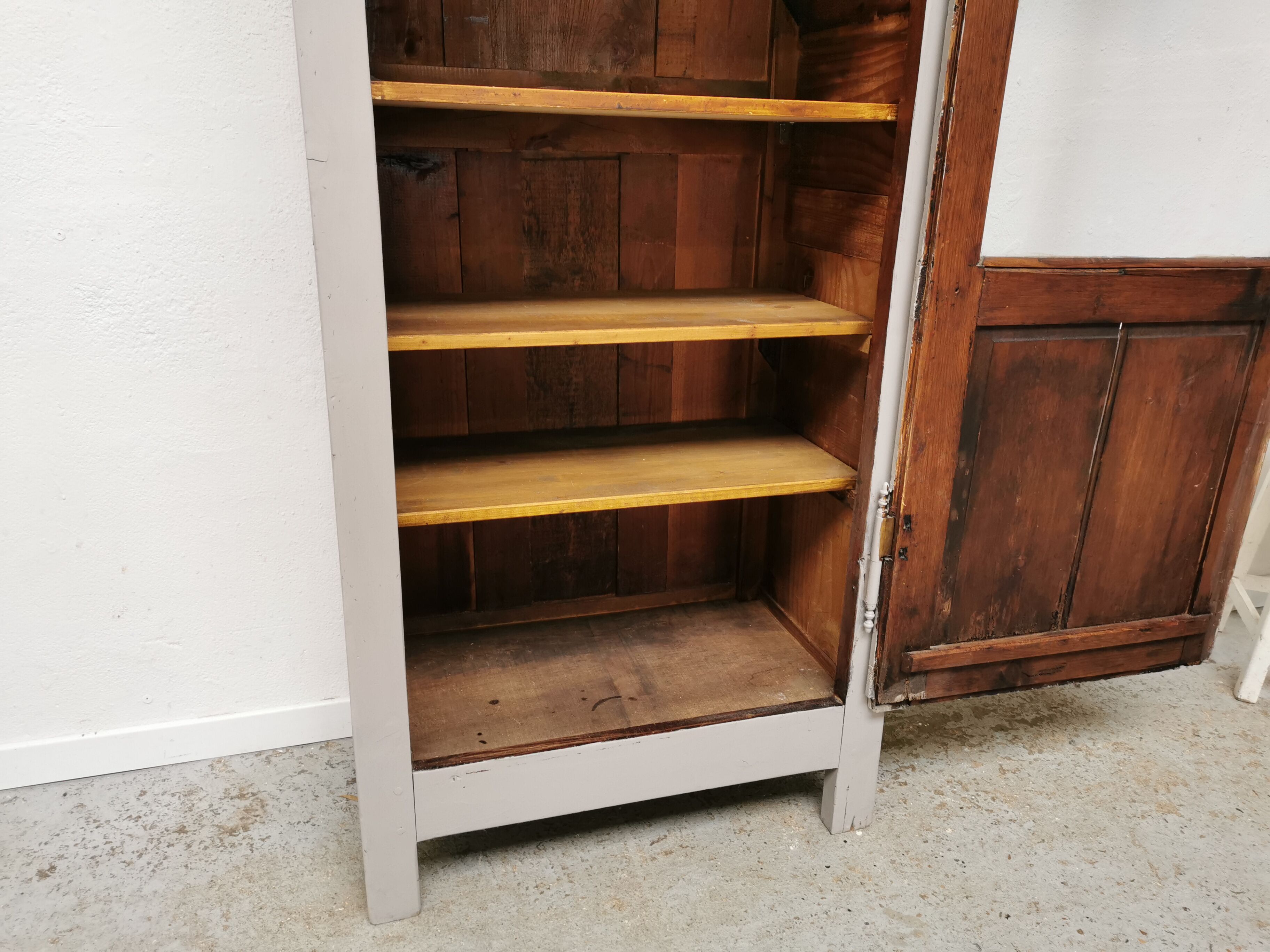 Armoire parisienne vitrée vintage