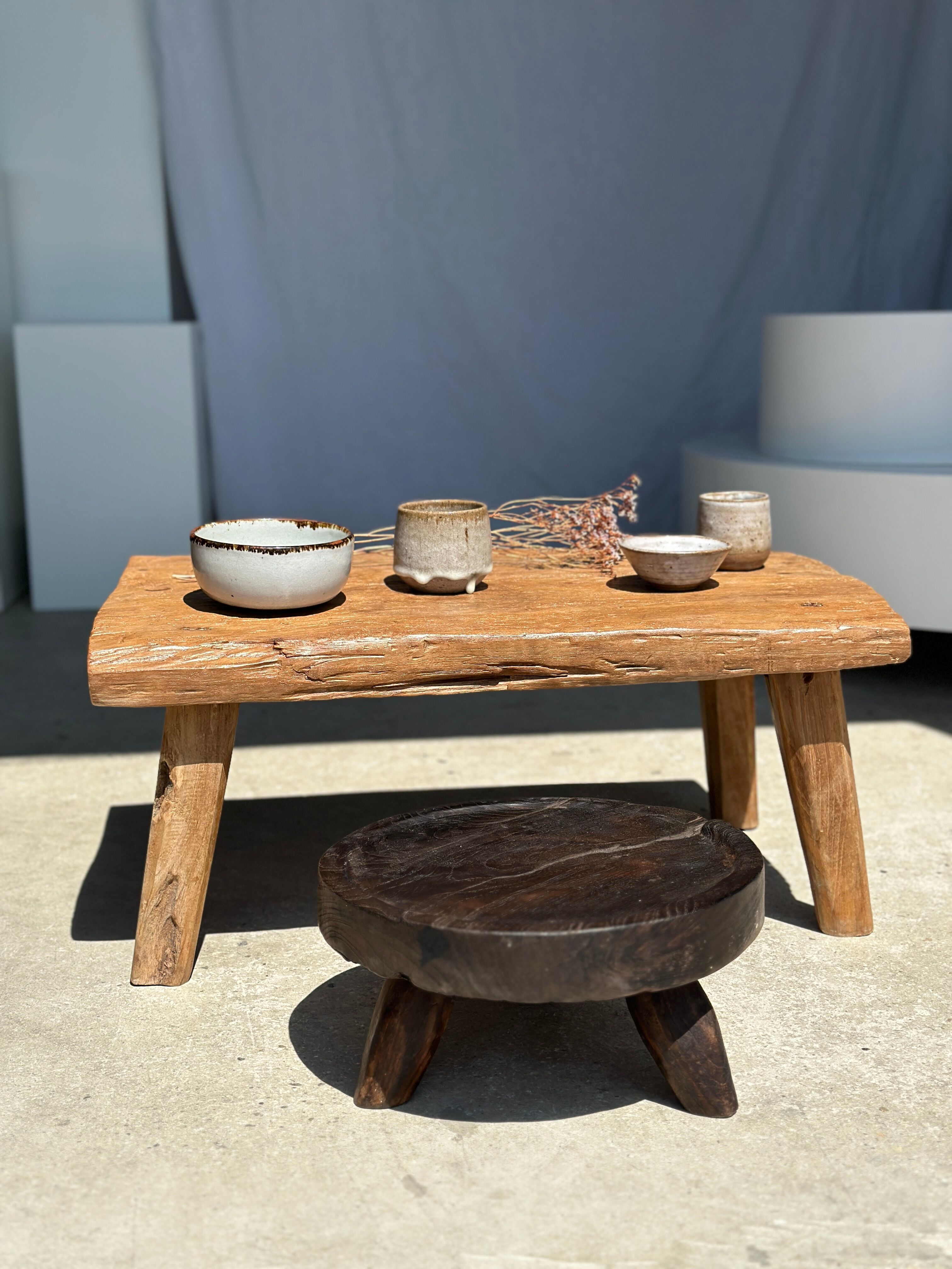 Coffee table in blond teak quadripod
