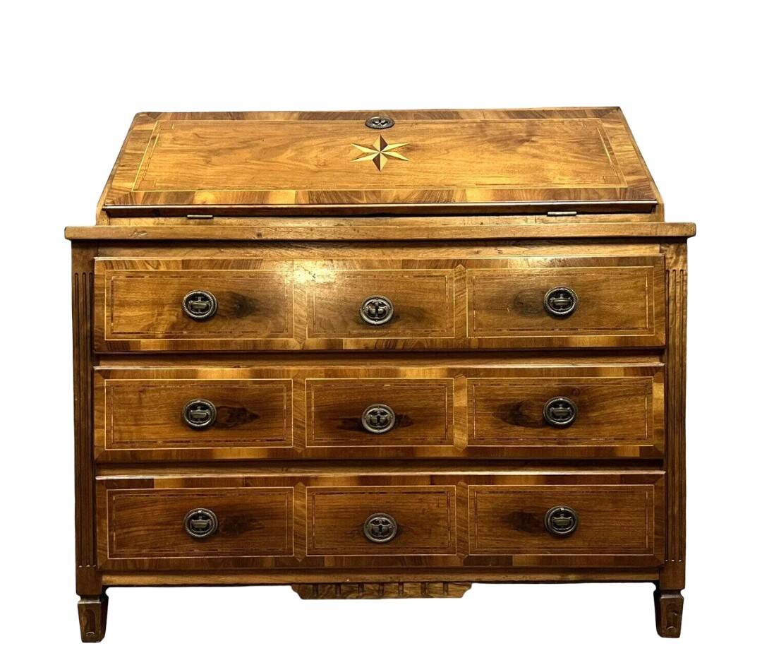 Commode scribanne from the Louis XVI period in walnut burl with marquetry decoration.