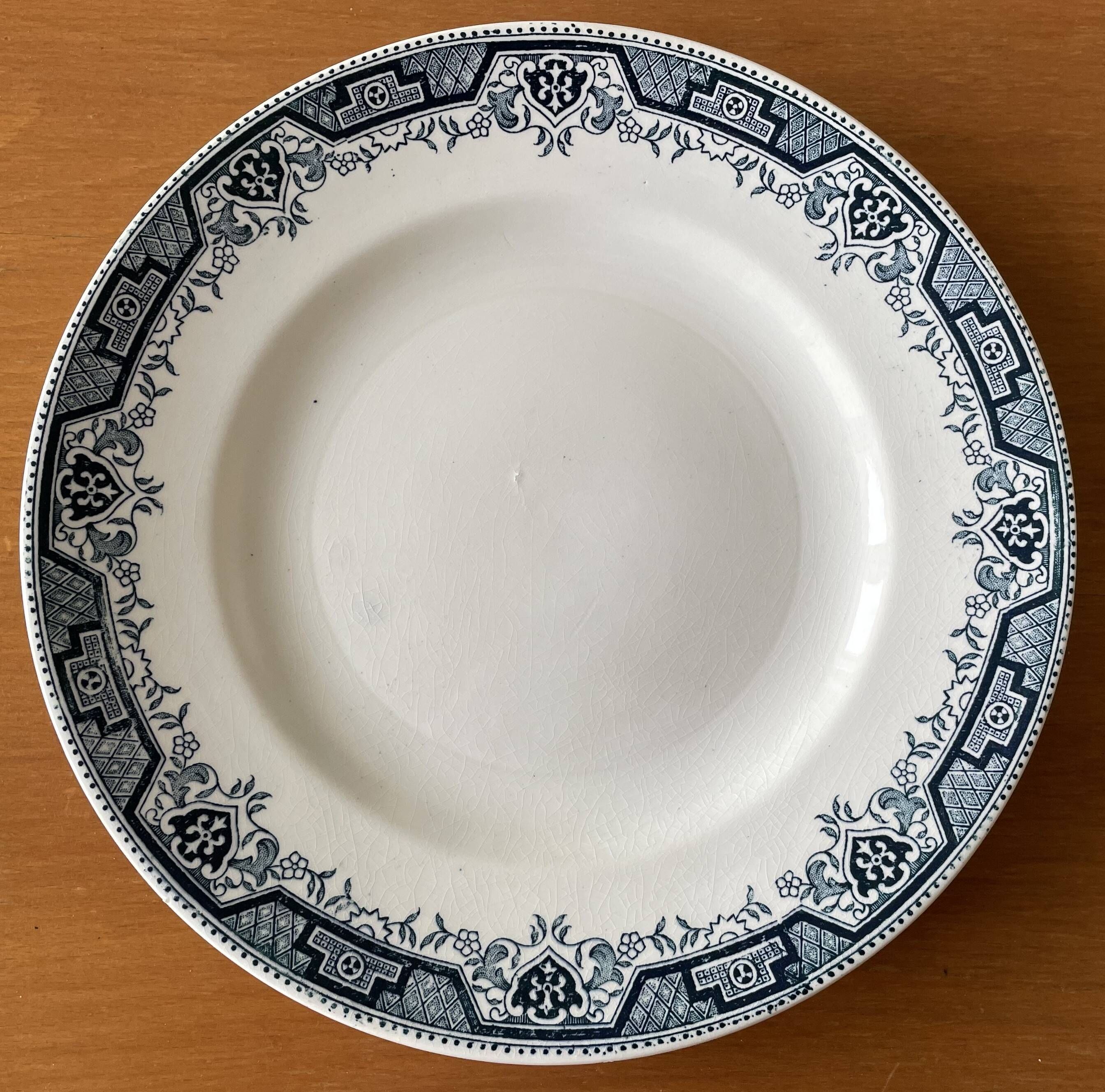 6 antique flat plates in Saint-Amand earthenware (Nord)