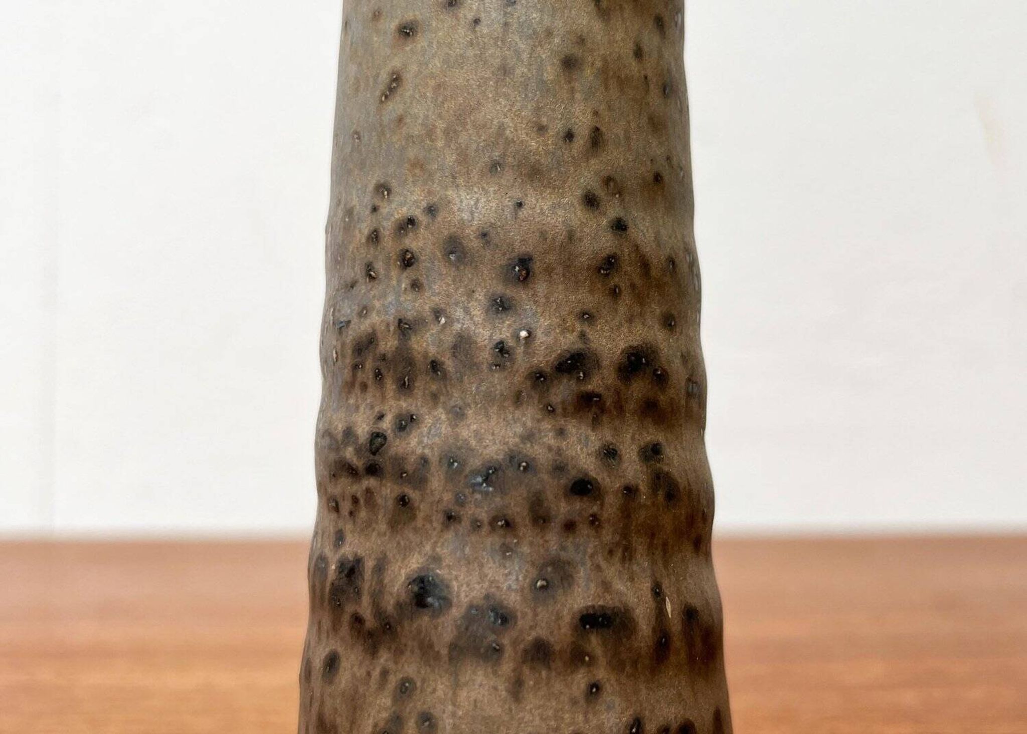 Minimalist pottery vase from the mid-century Dutch studio of Mobach, 1960s.
