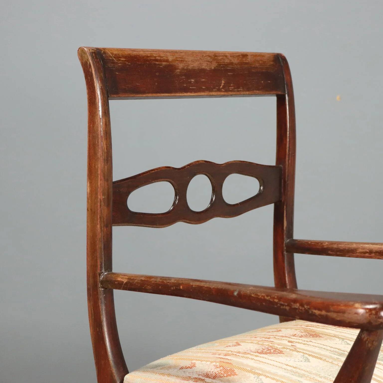 Fauteuil ancien en hêtre teinté acajou, Italie, XXe siècle