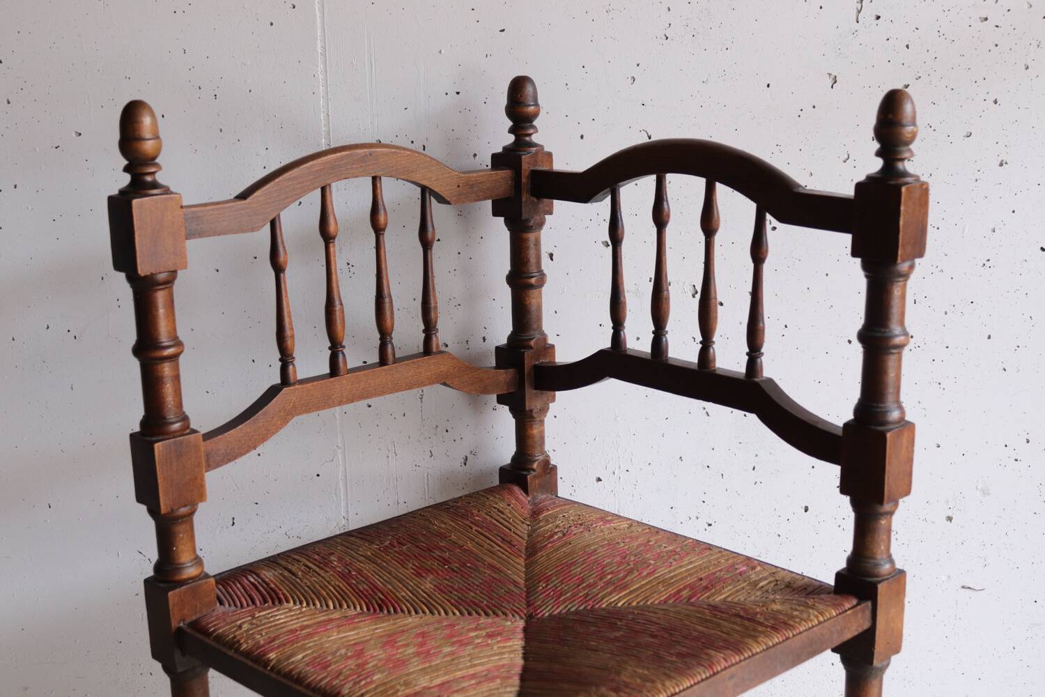 Antique corner chair "fireplace corner" in turned wood and straw.