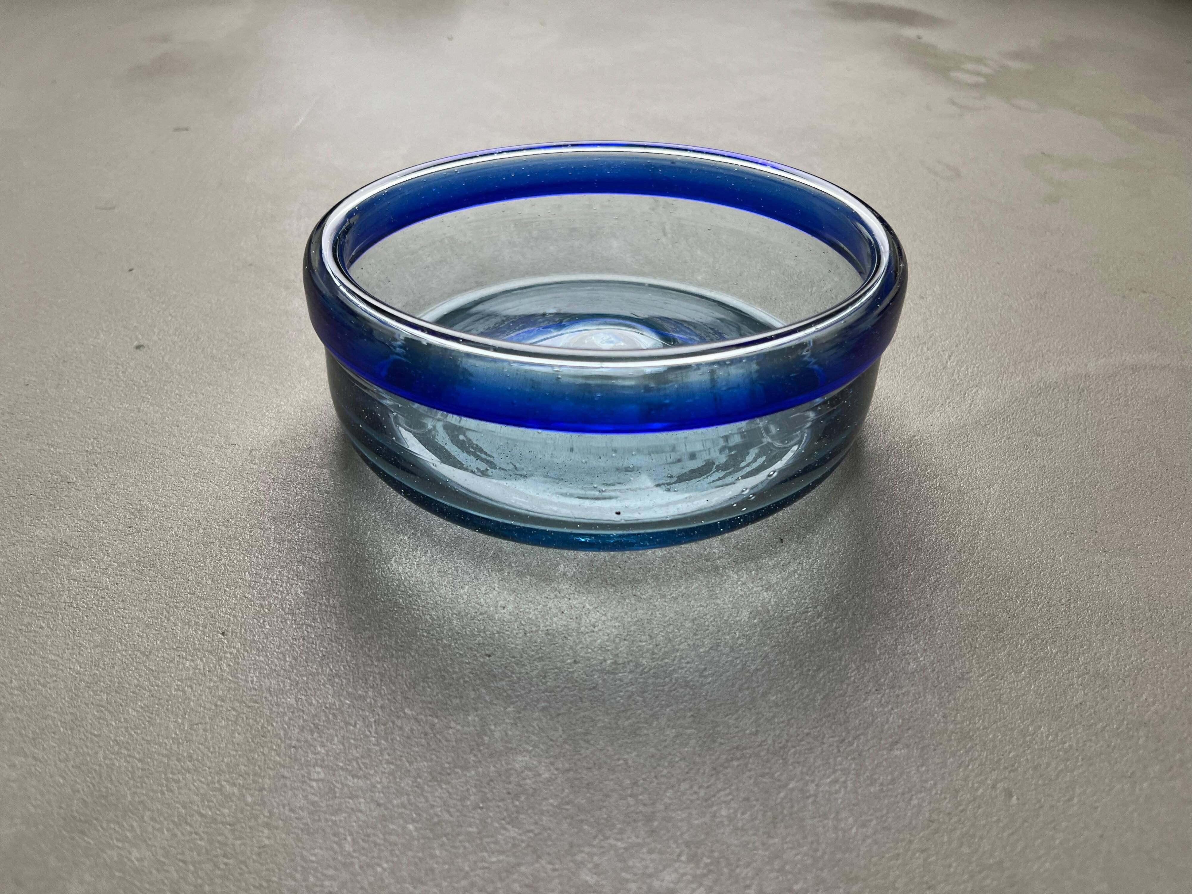 Grand bol décoratif en verre Murano sommerso clair et bleu.
