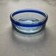 Grand bol décoratif en verre Murano sommerso clair et bleu.