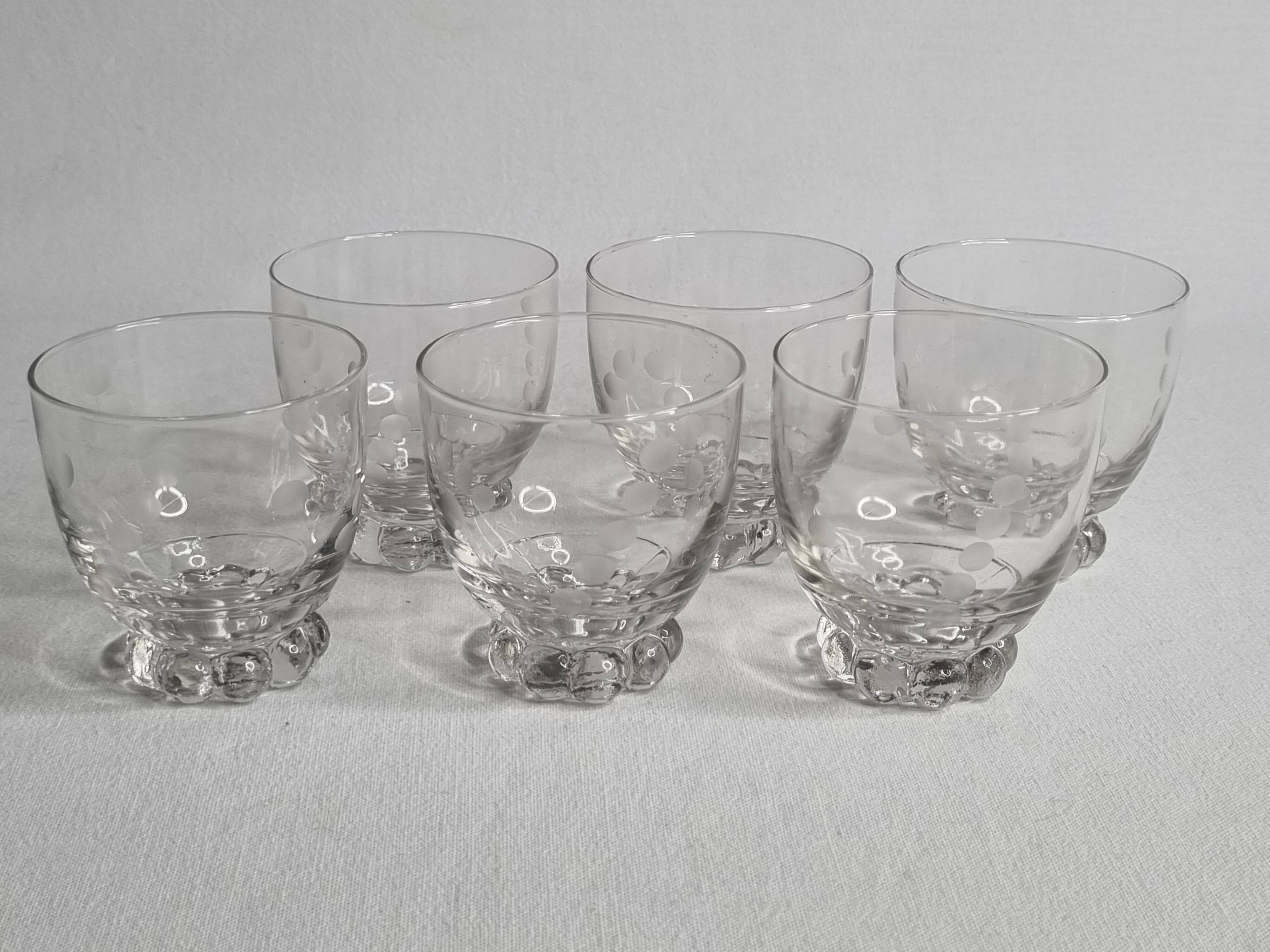 Set of six Art Deco style engraved crystal glasses on spherical feet