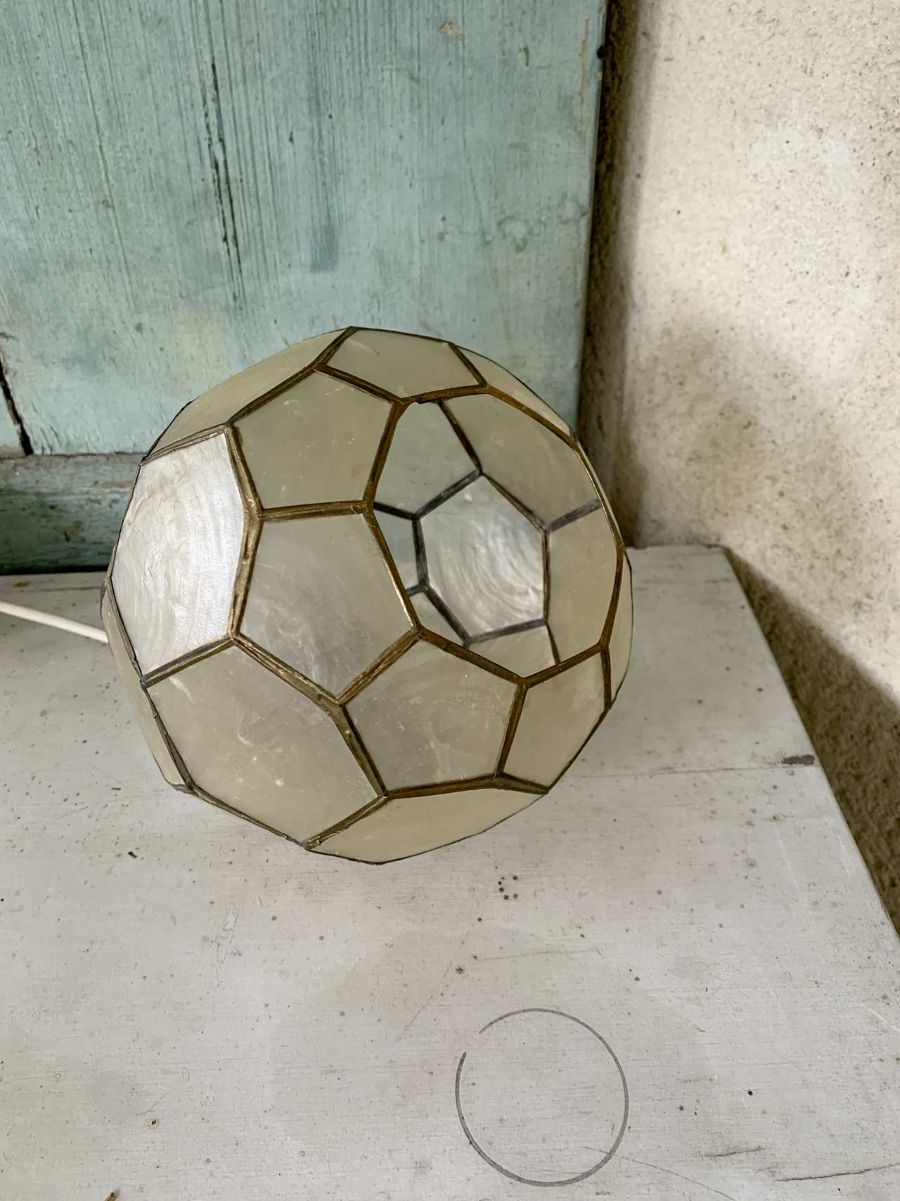Mother-of-pearl and brass suspension