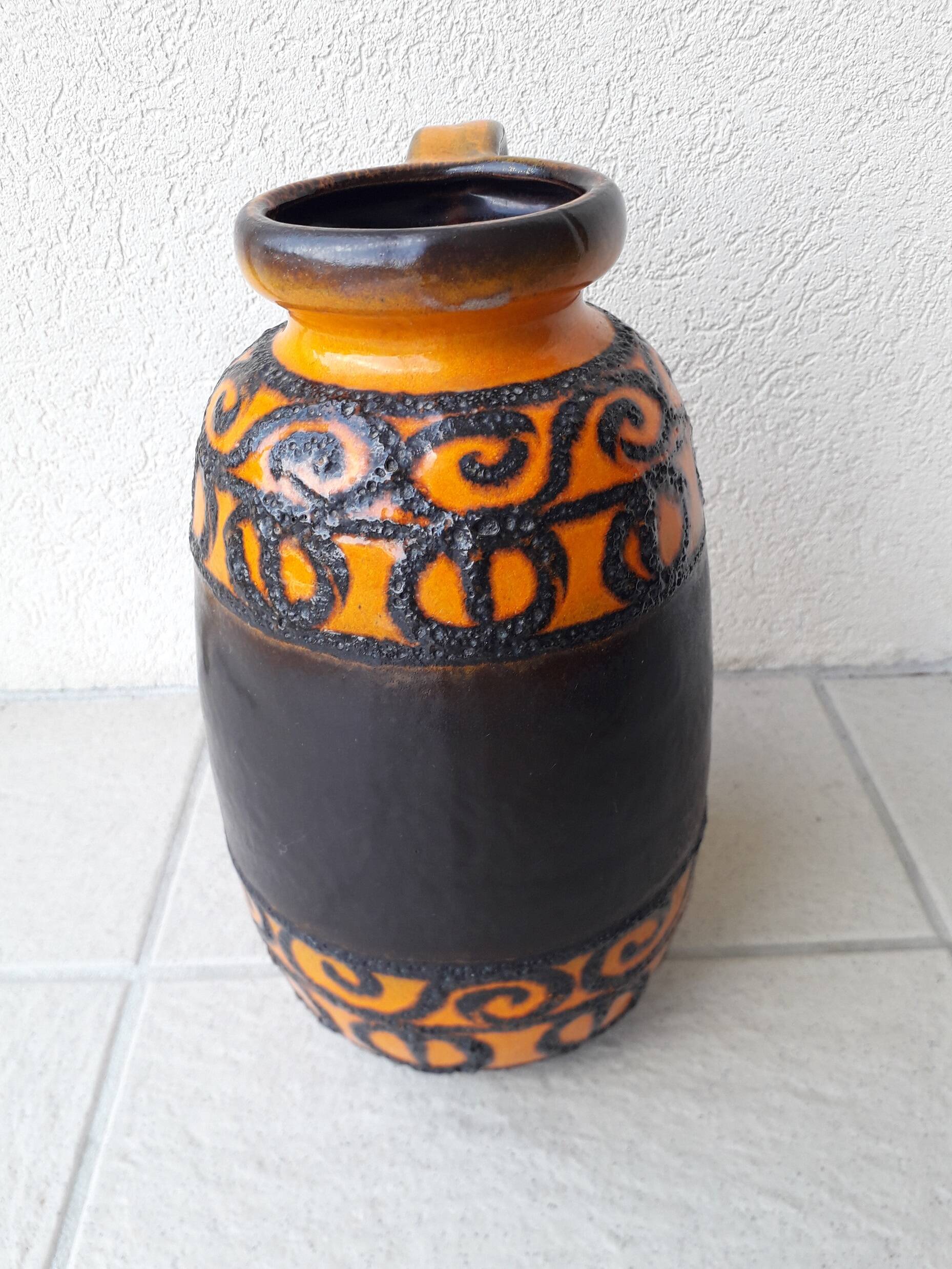 Vase en céramique orange et marron