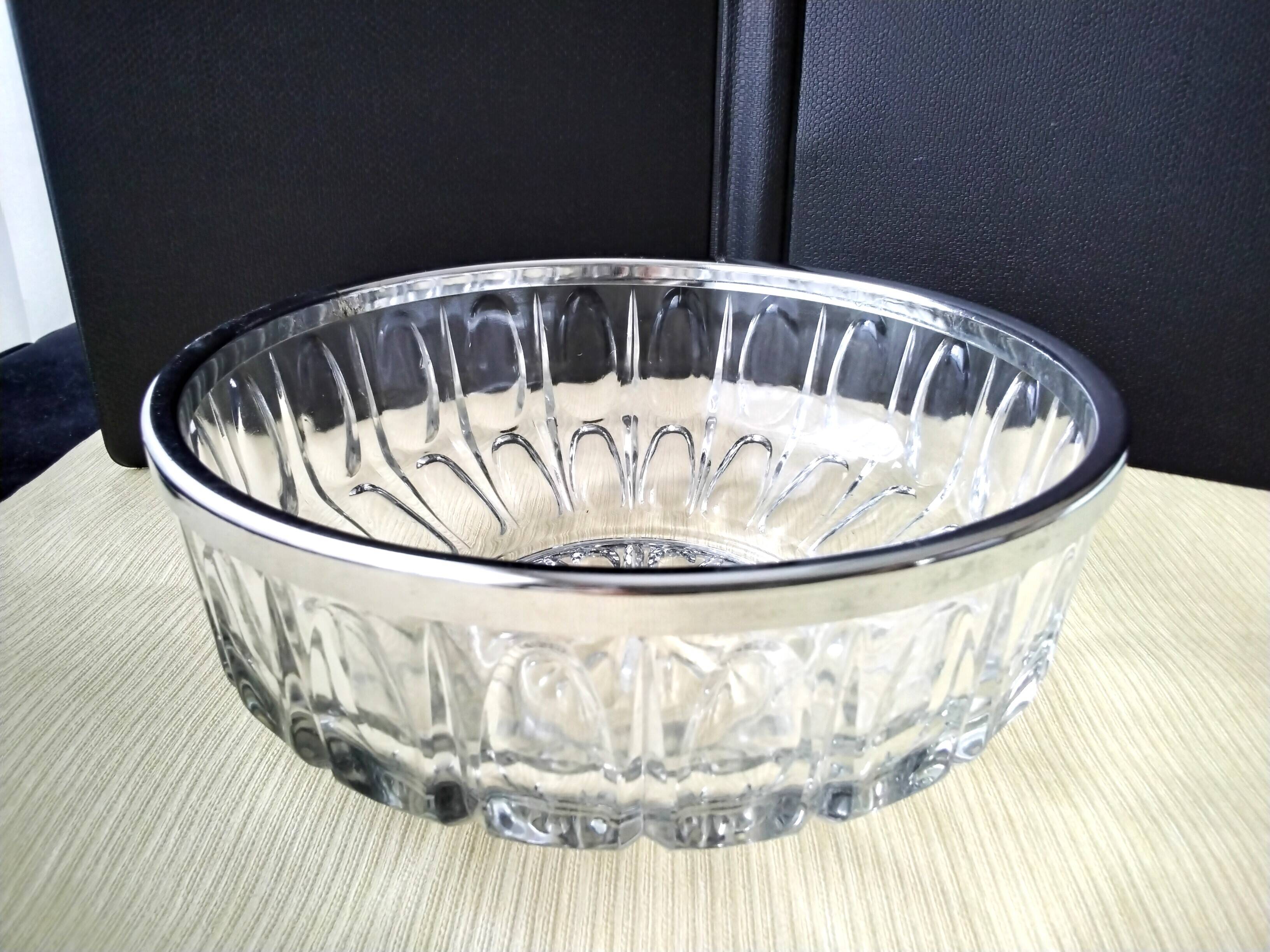 Saladier , coupe à fruits en verre et cerclage Acier inoxydable