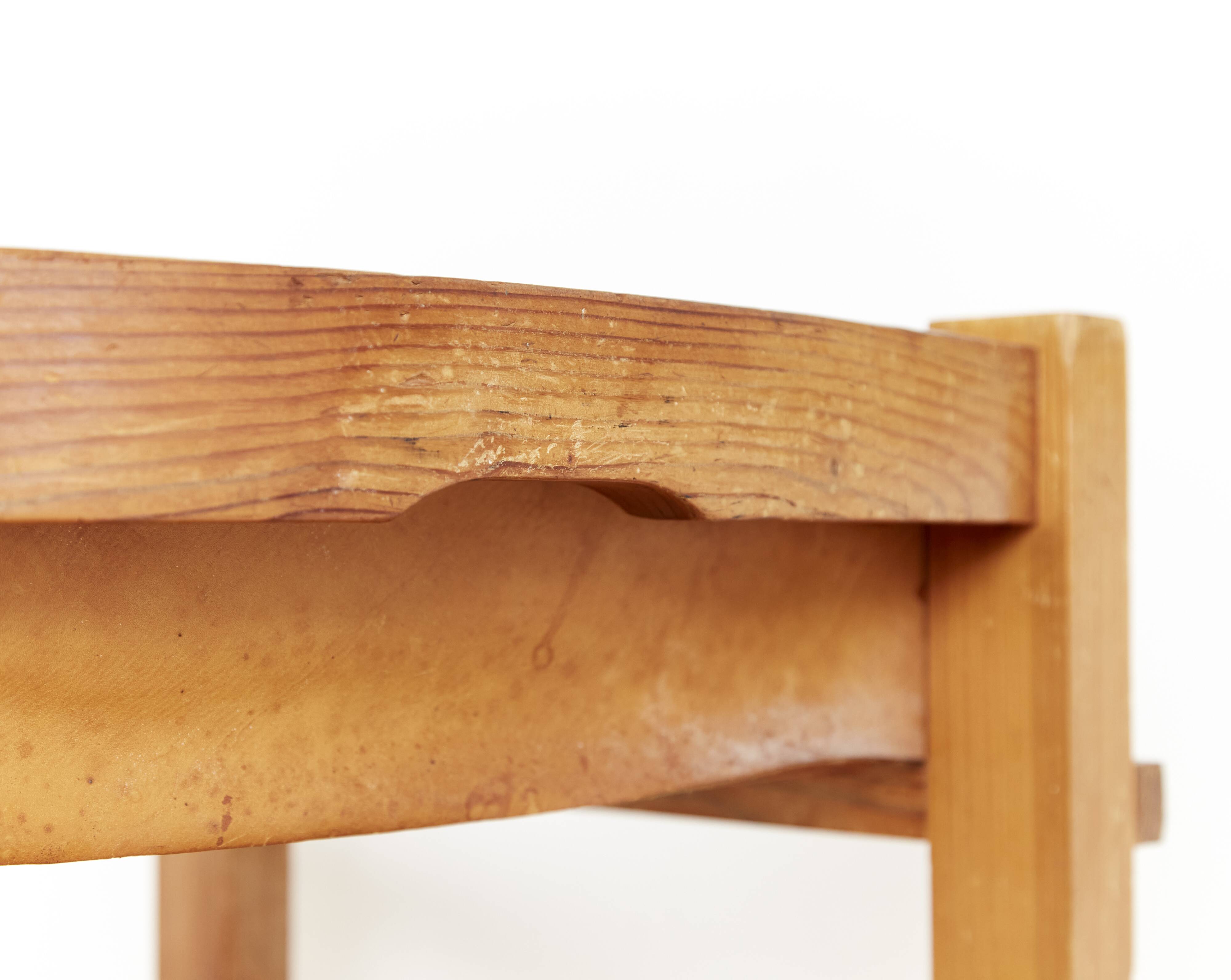 Chaise avec accoudoirs en pin massif et cuir de selle de Biosca