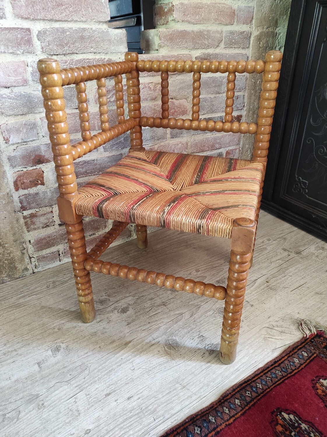 Mulched corner chair and light wood