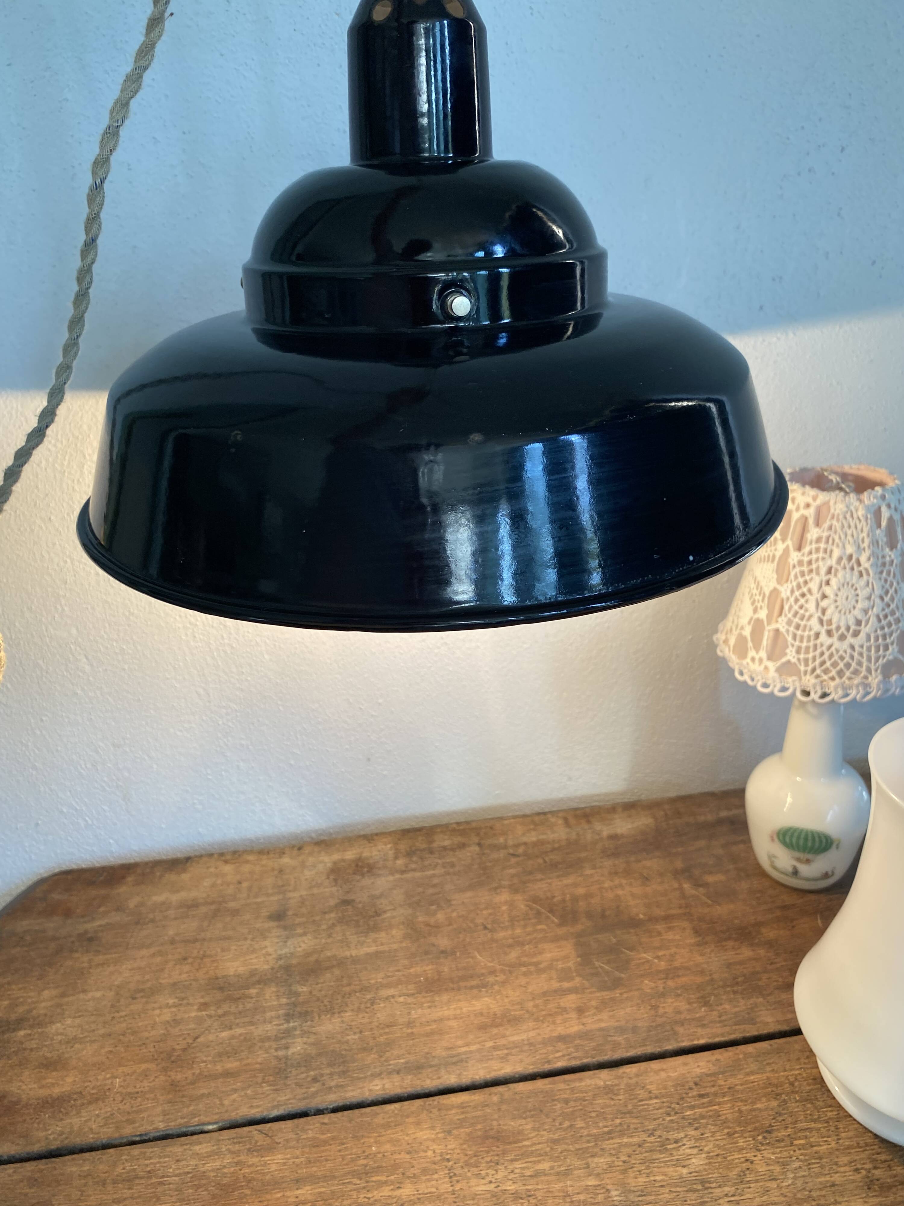 Enamelled sheet metal pendant light, fabric cable