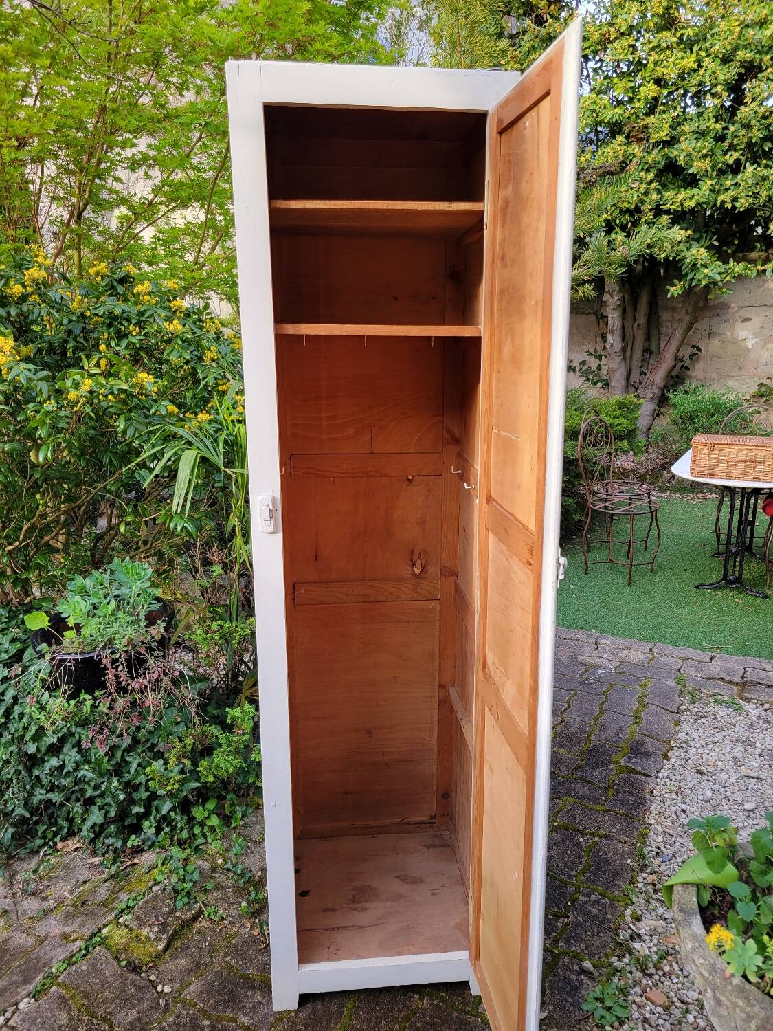 Parisian one-door wardrobe