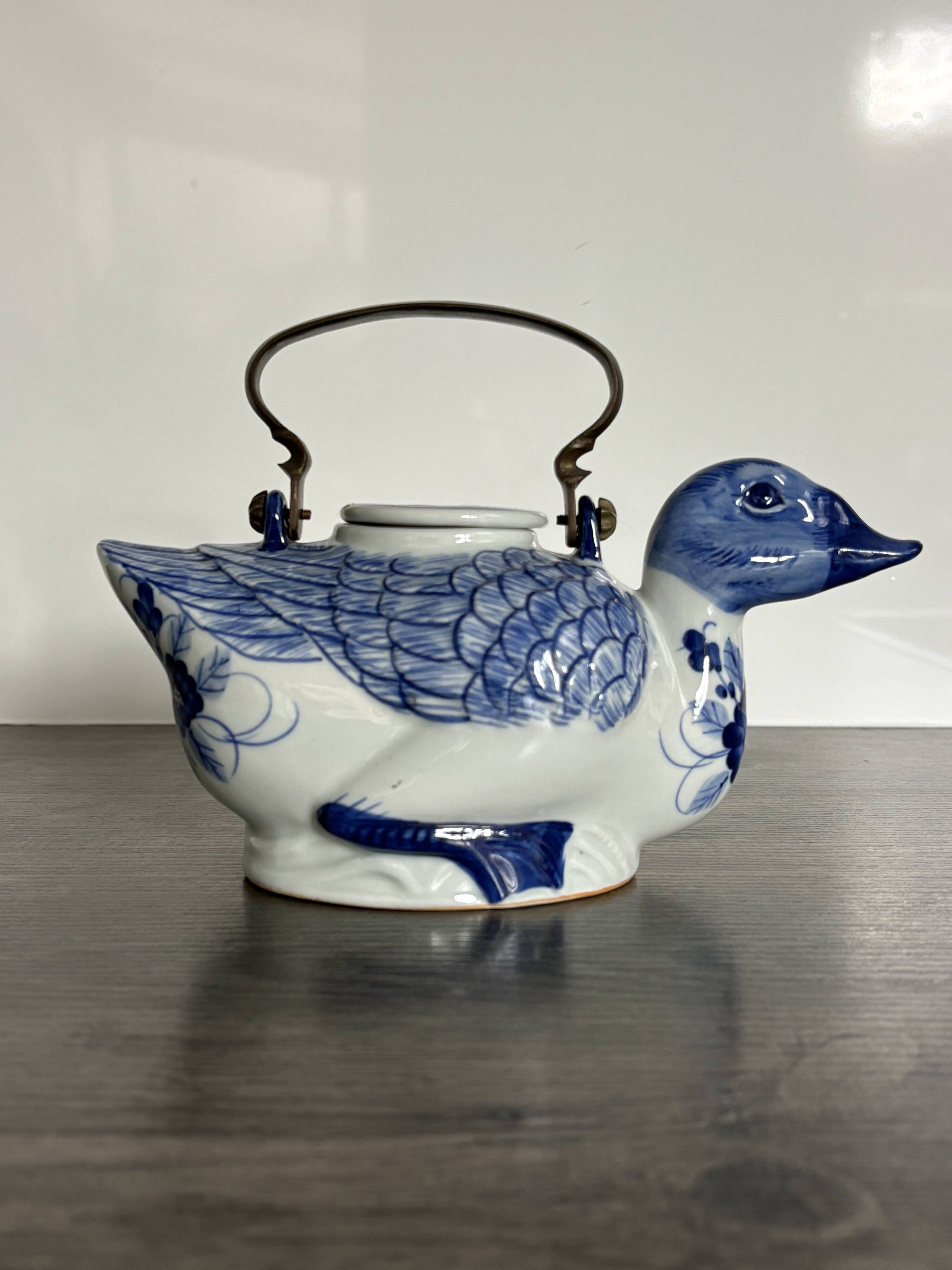 Théière ancienne zoomorphe en porcelaine de Chine
