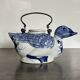 Théière ancienne zoomorphe en porcelaine de Chine
