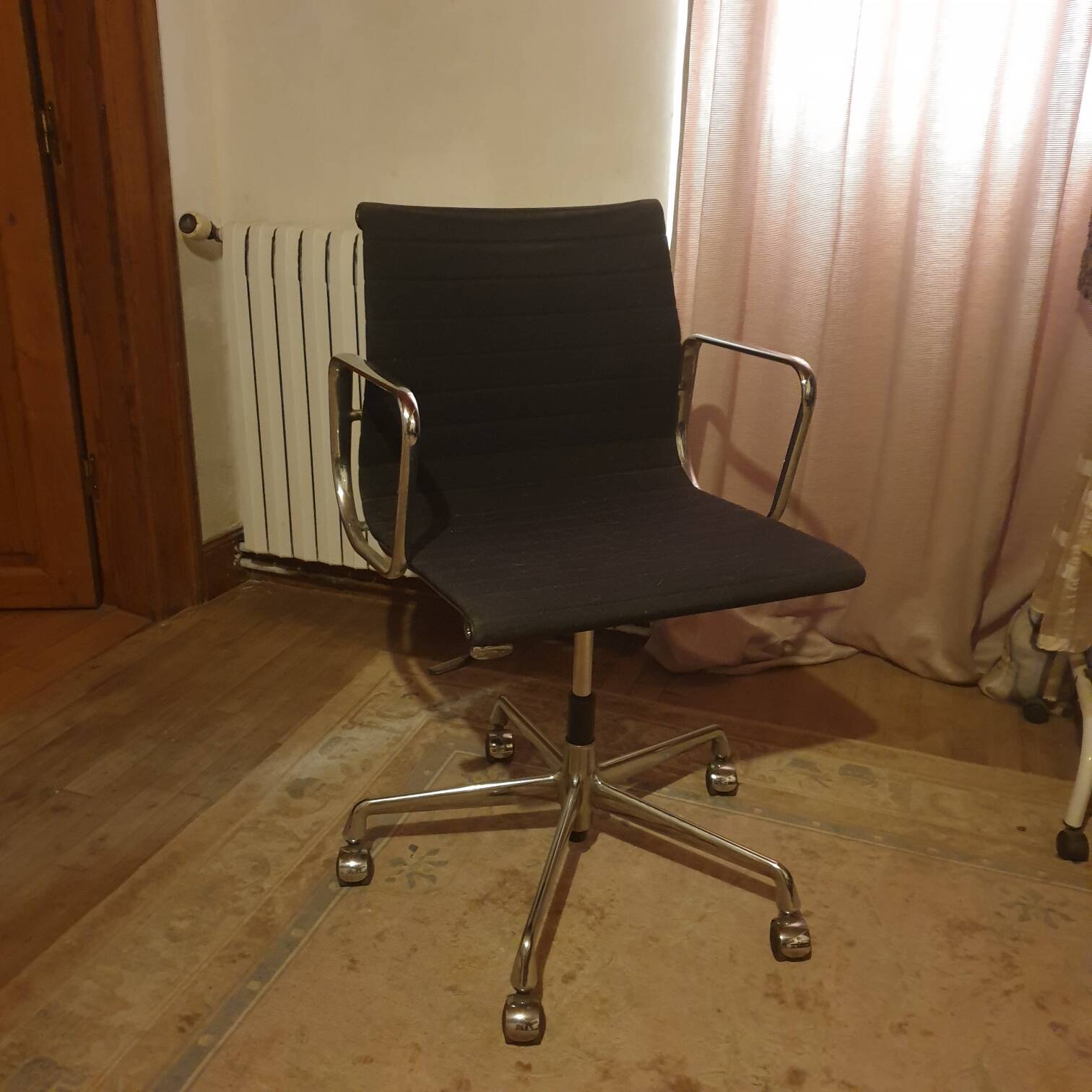 Chaise de bureau Eames EA117