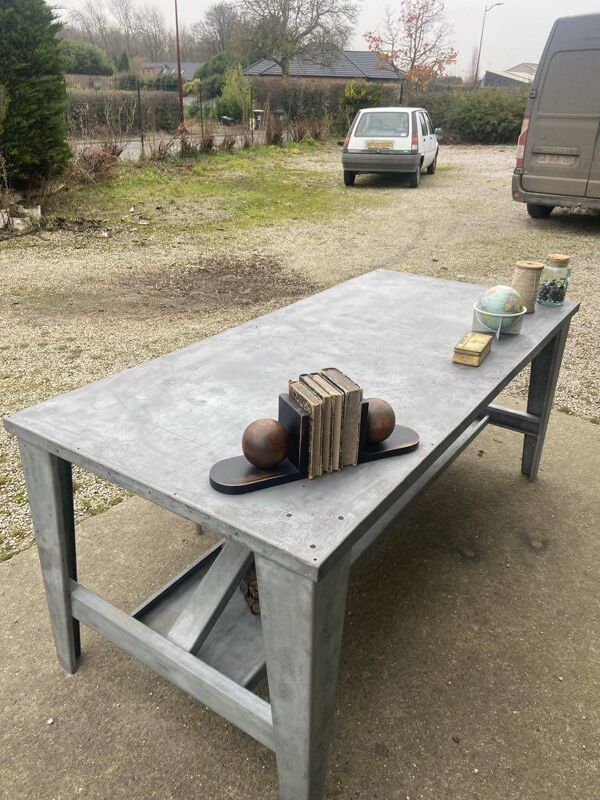 Table métallique
