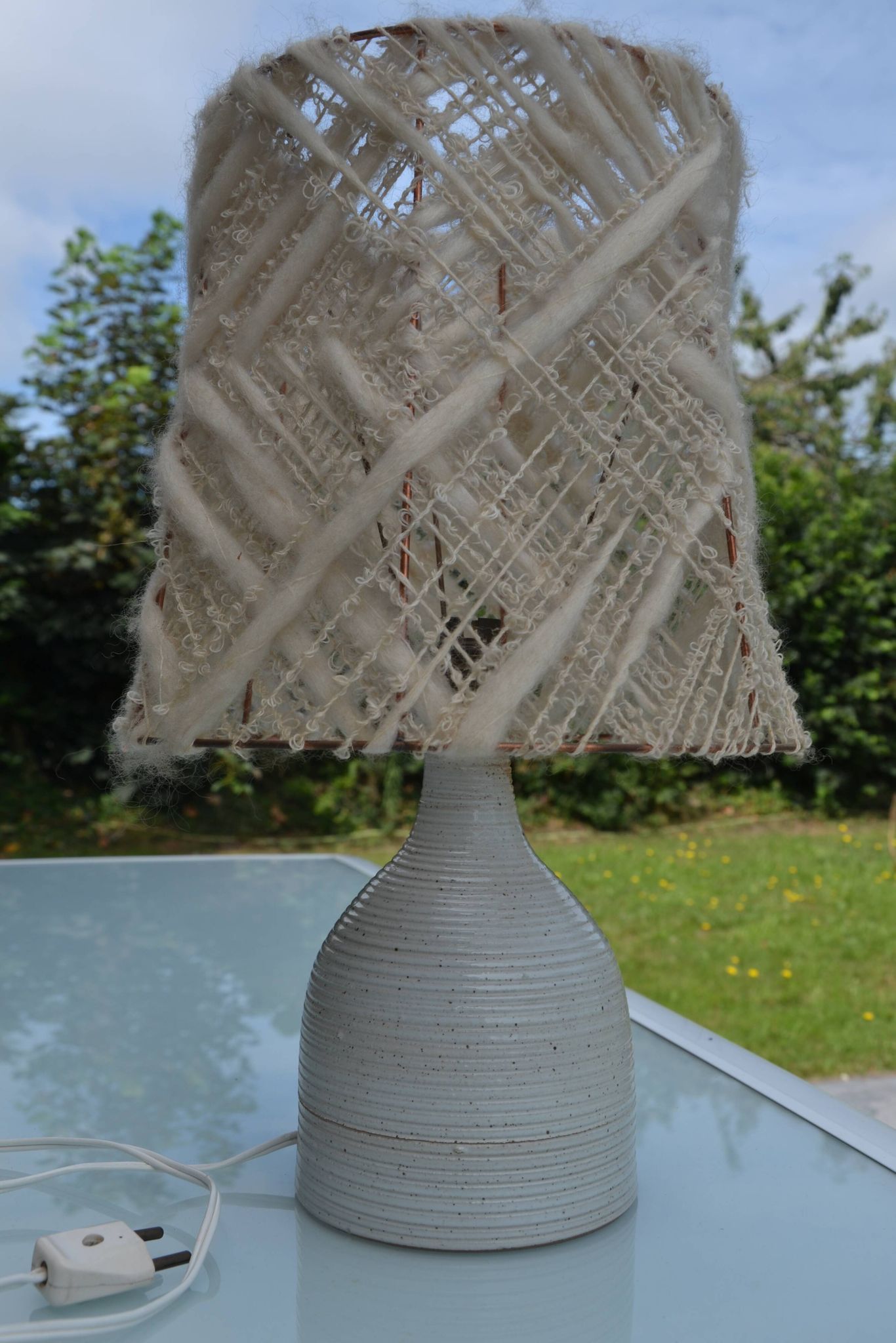 Lampe en grès et laine années 70