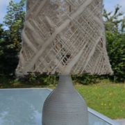 Lampe en grès et laine années 70