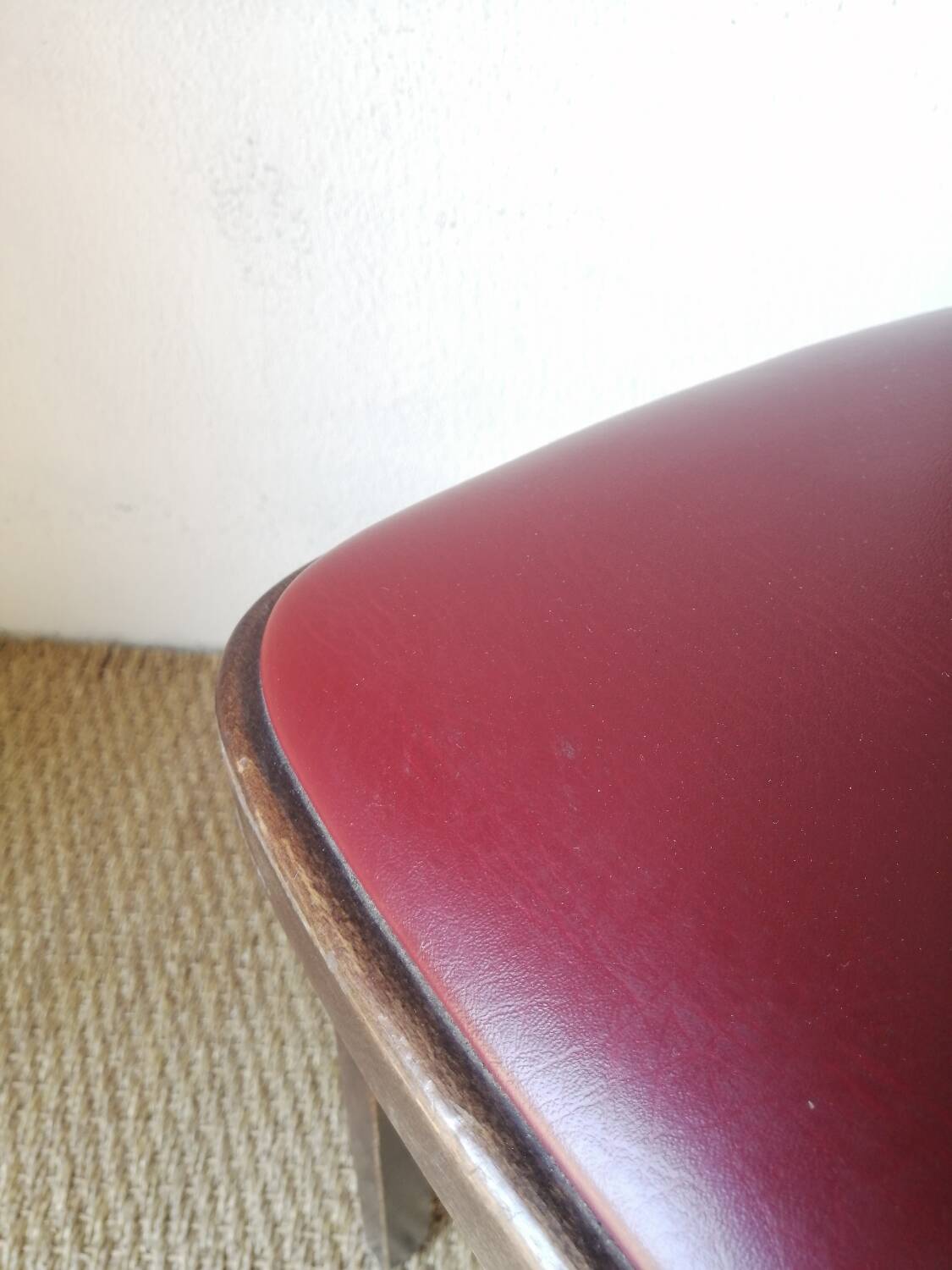 Lot de 4 chaises bistrot TON en bois courbé et assises en skaï rouge vintage.