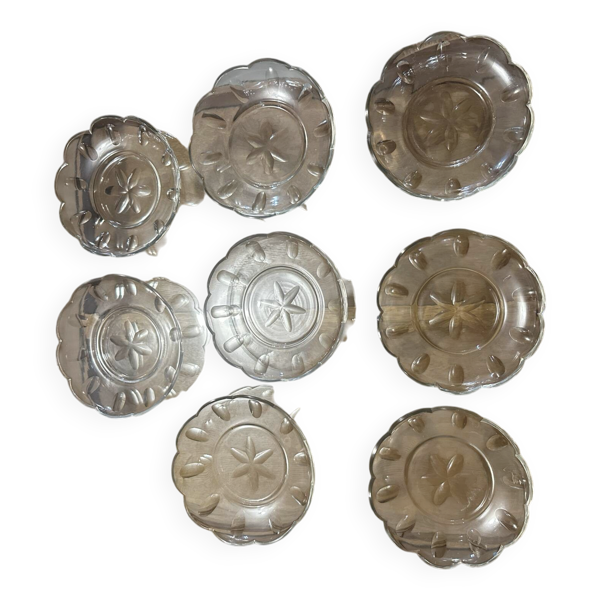 Lot de 8 coupelles en cristal à décor floral, France début XX e s