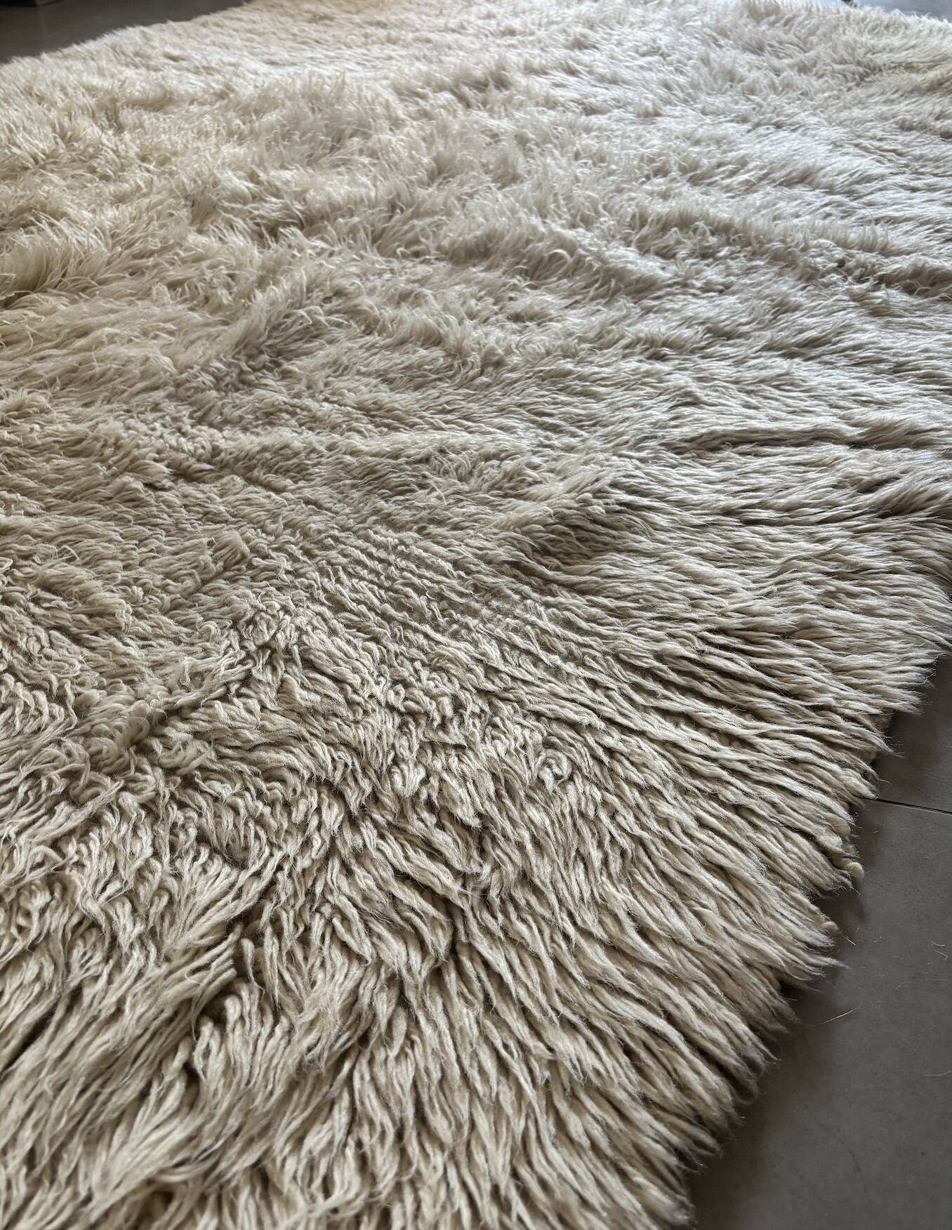 Large vintage carpet 100% pure wool Flokati with long pile from the 60s-70s.