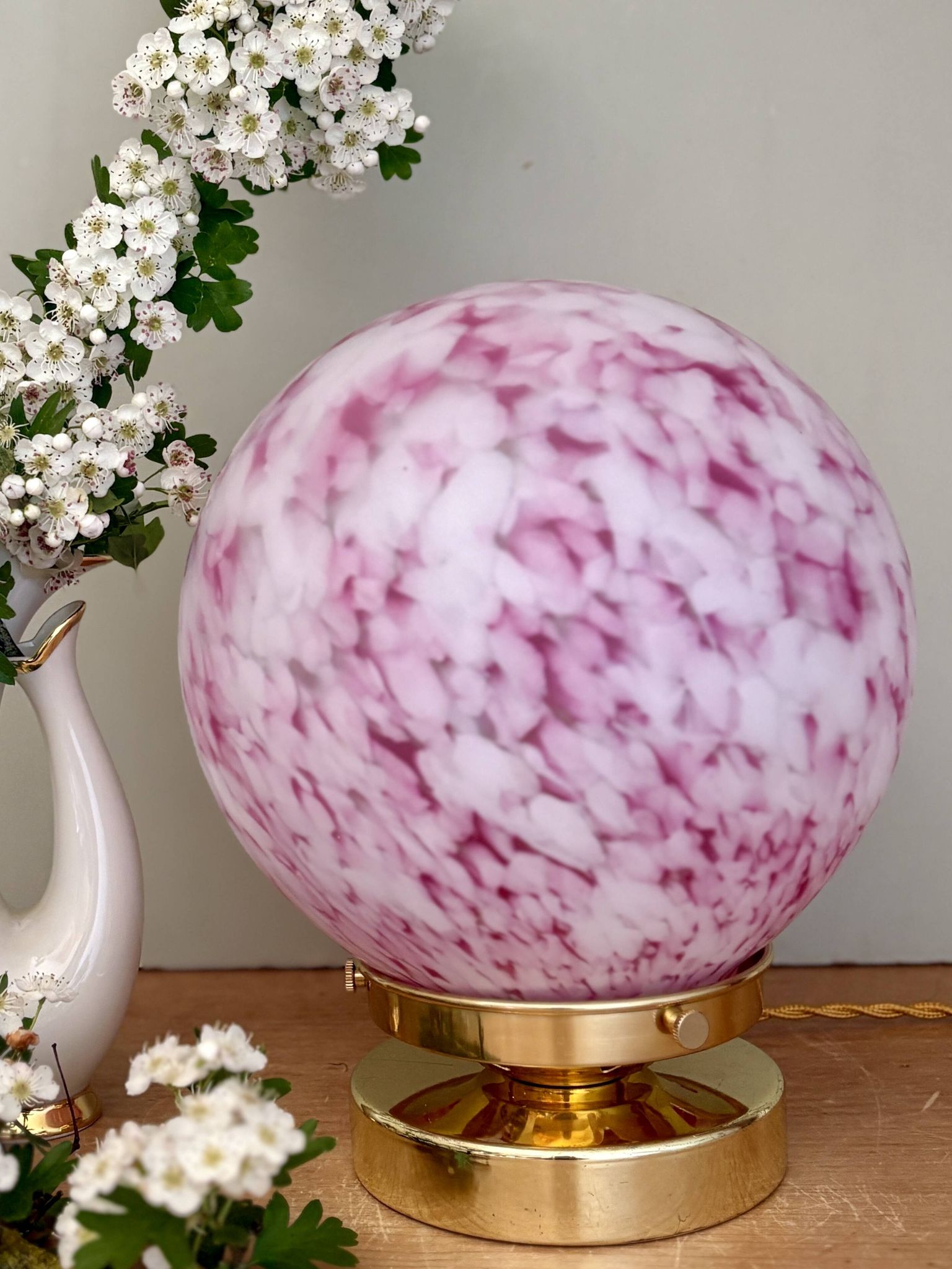 Lampe à poser globe vintage en verre rose et blanc