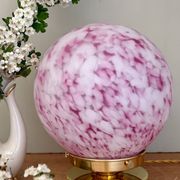 Lampe à poser globe vintage en verre rose et blanc