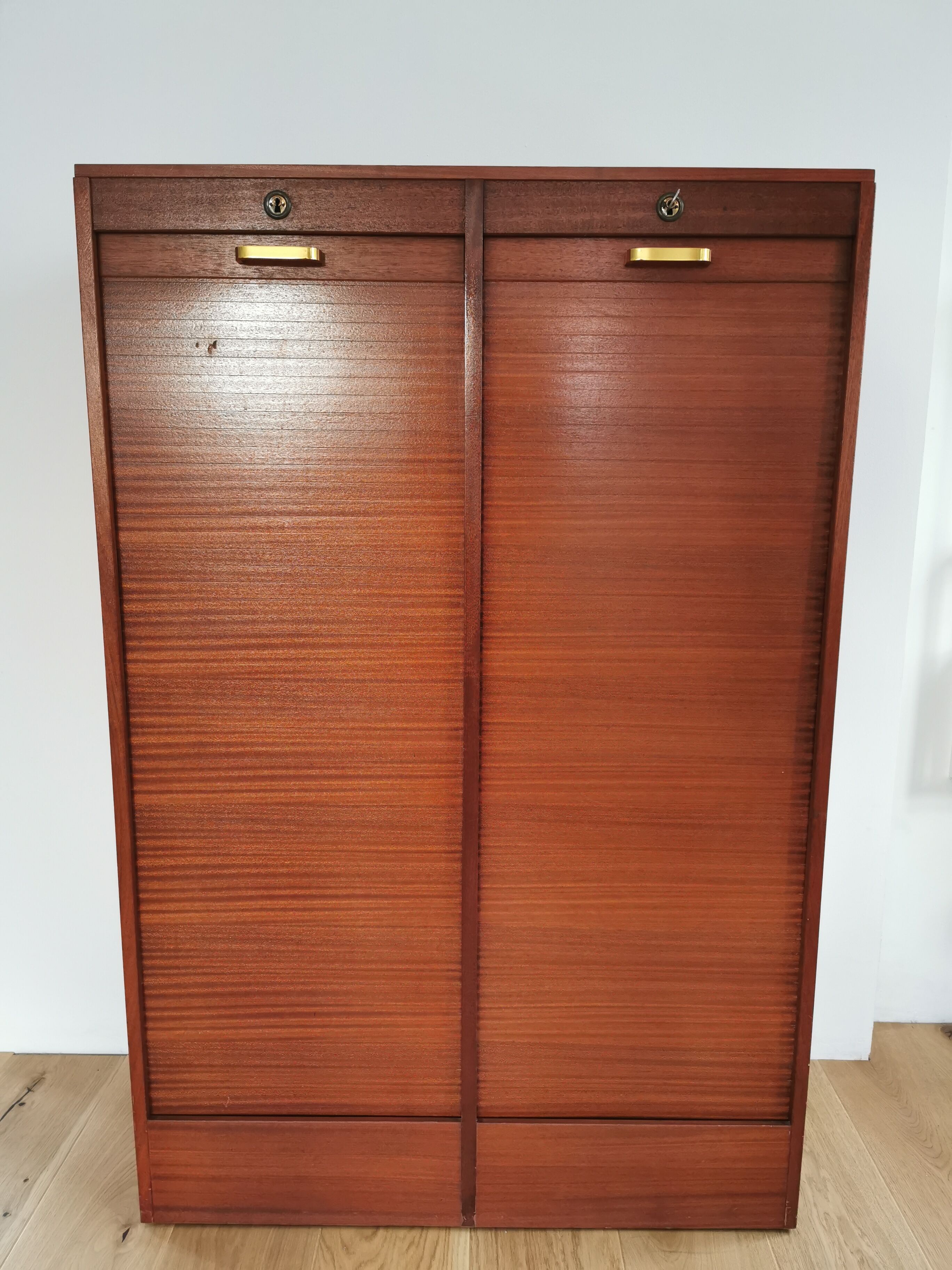 Cabinet curtain binder