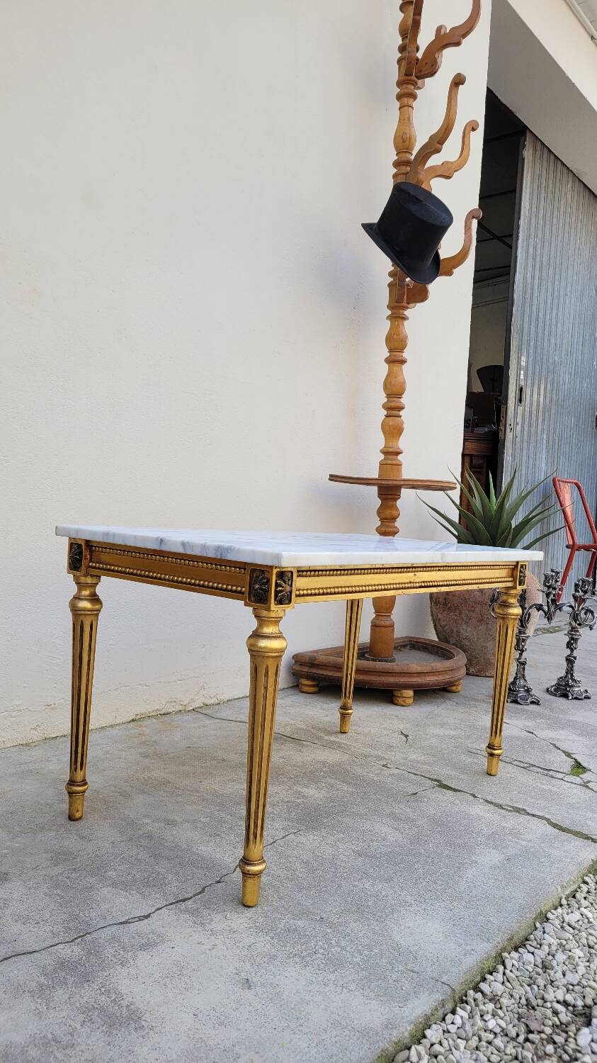 Table basse style Louis XVI en marbre et bois doré