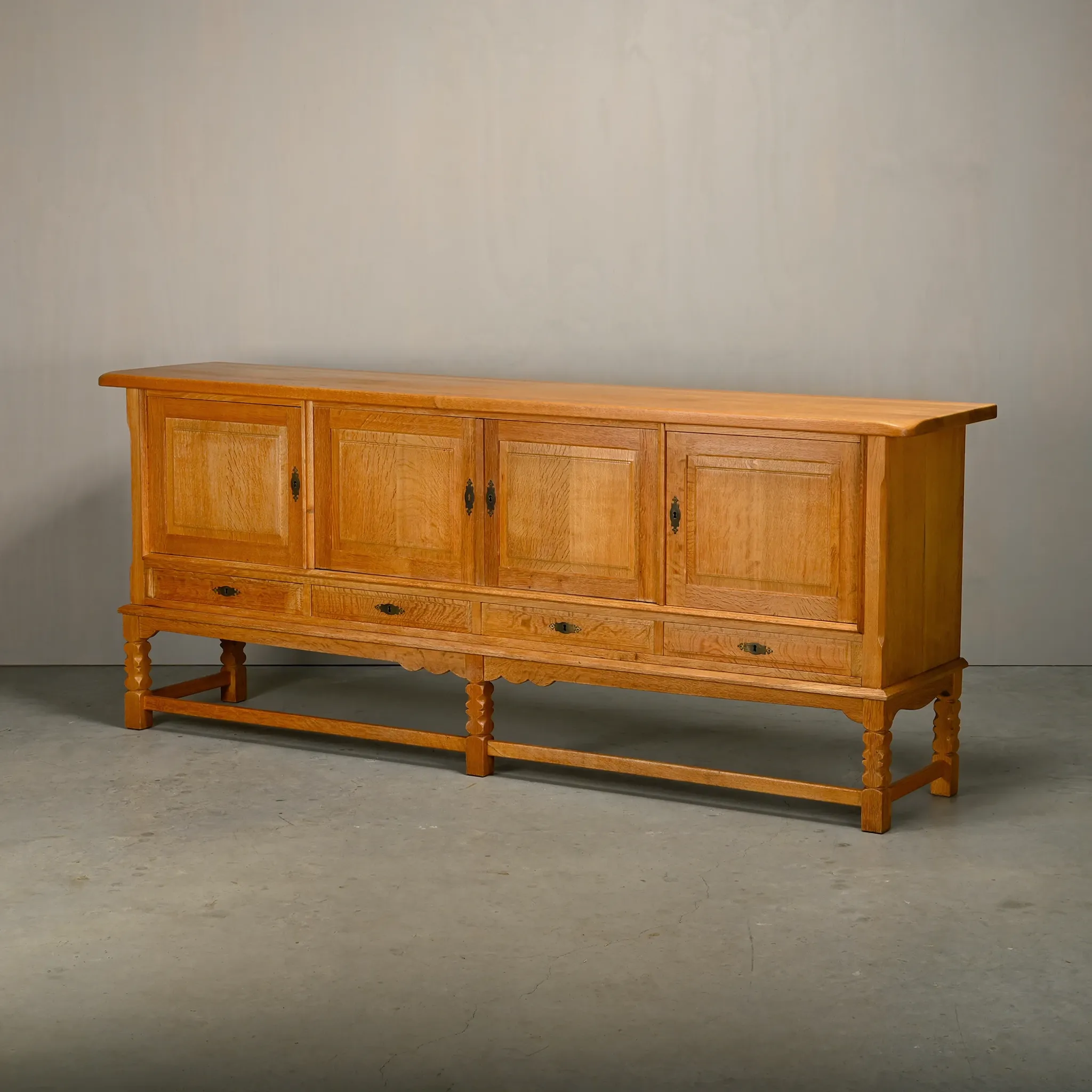 Henning Kjærnulf grand buffet mid-century brutaliste en chêne, années 1960