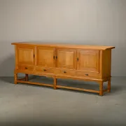 Henning Kjærnulf grand buffet mid-century brutaliste en chêne, années 1960