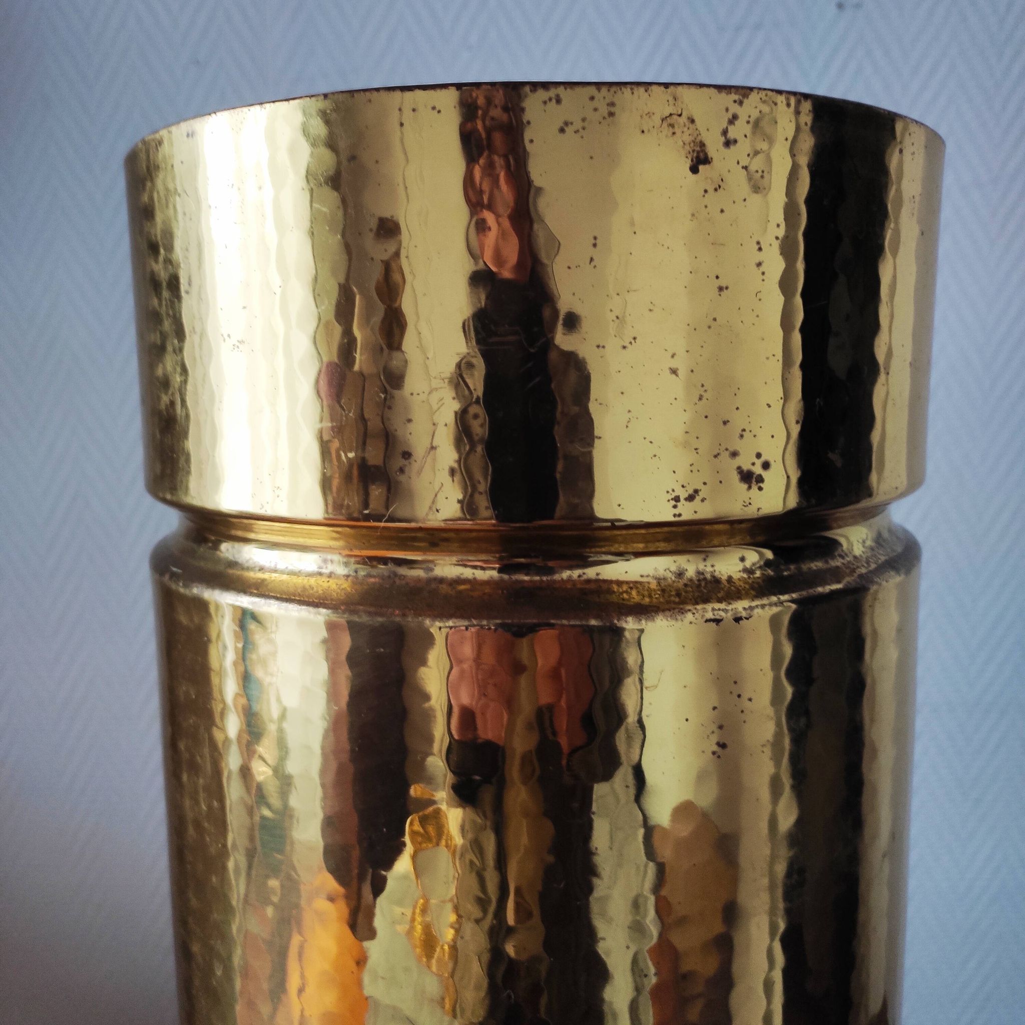 Vintage 1970s Italian umbrella stand in hammered brass, signed.