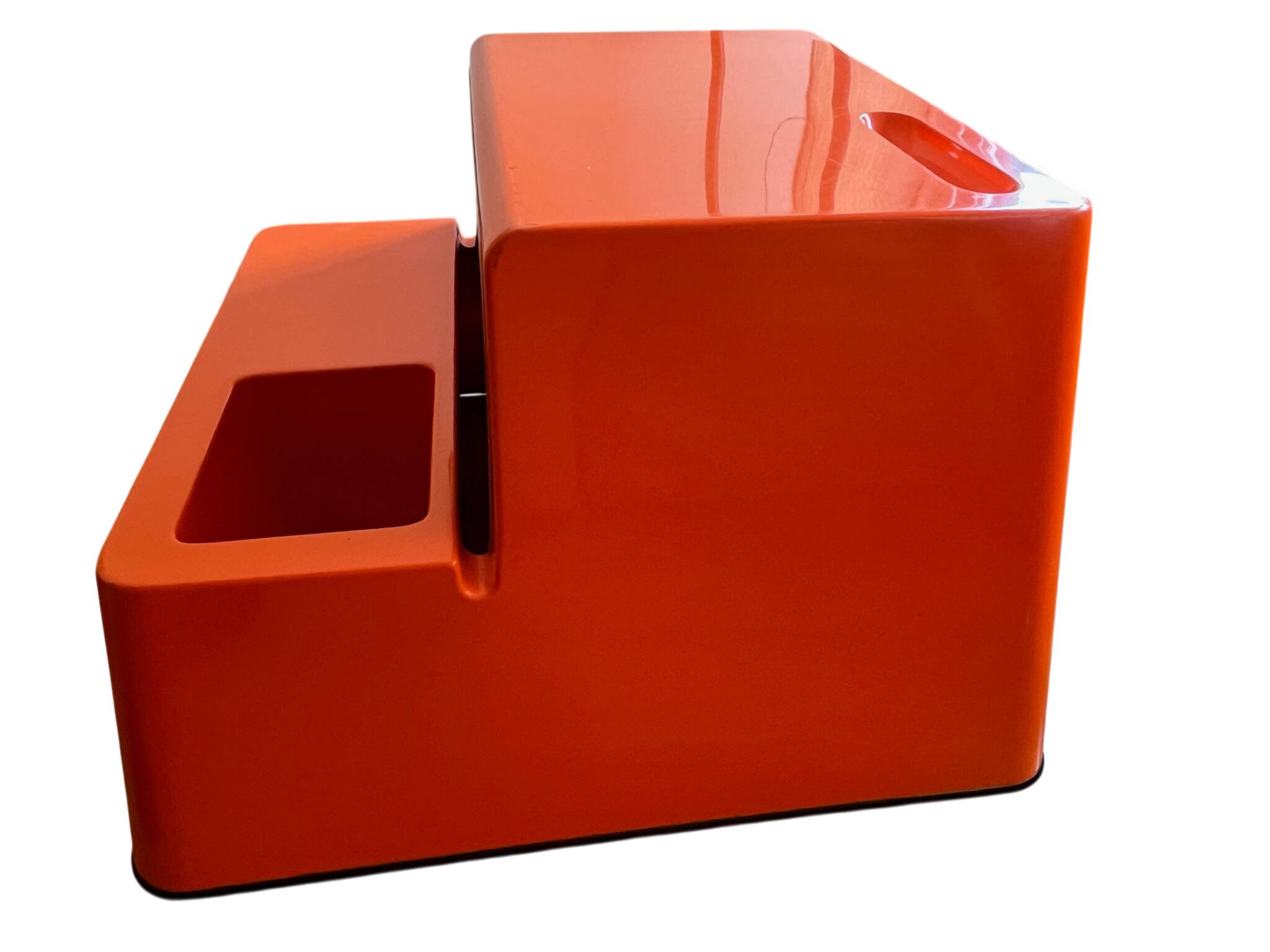 Ozoo Space Age orange bench chest, design by Marc Berthier, 1970s.