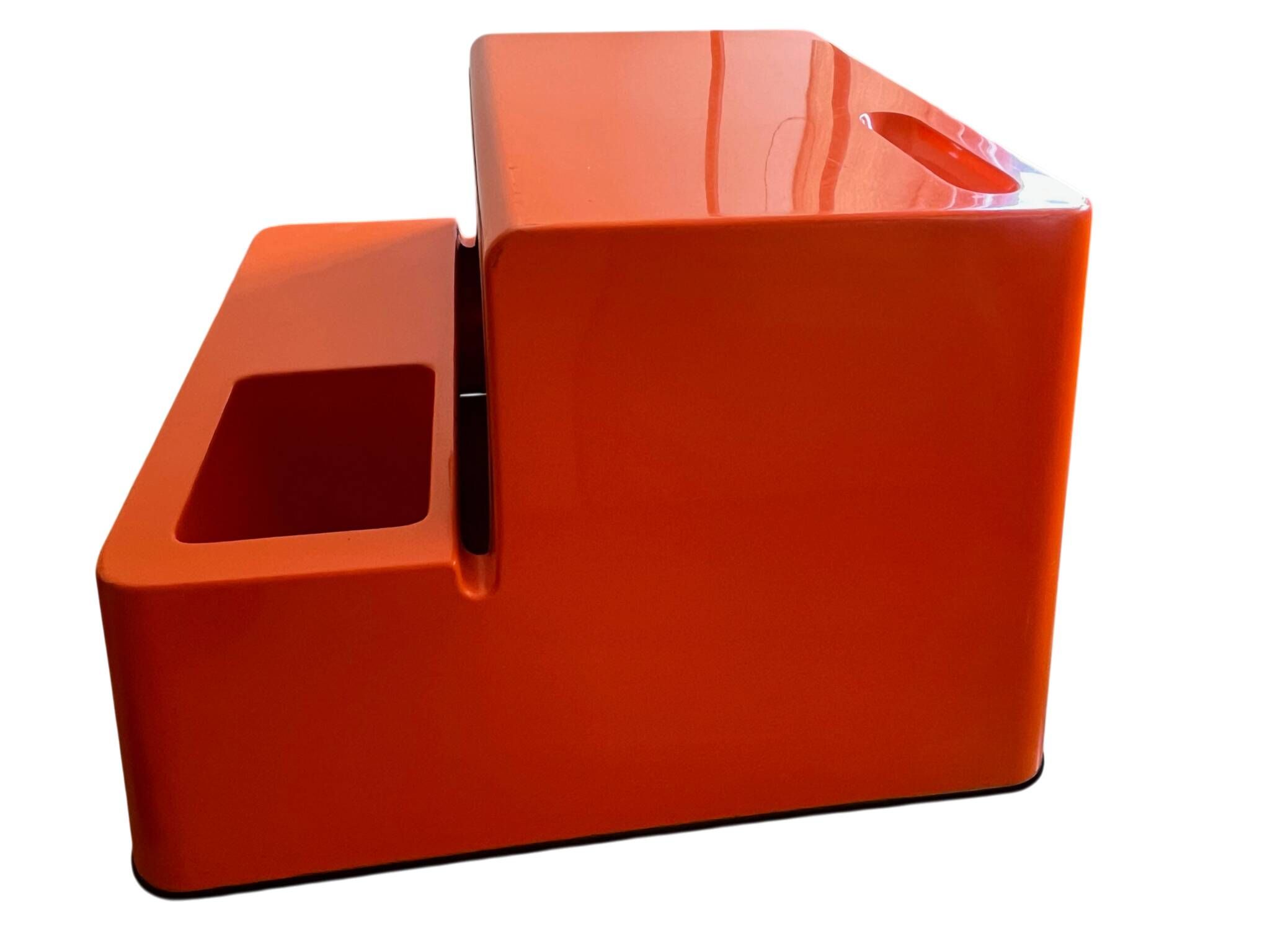 Ozoo Space Age orange storage bench, design by Marc Berthier, 1970s.