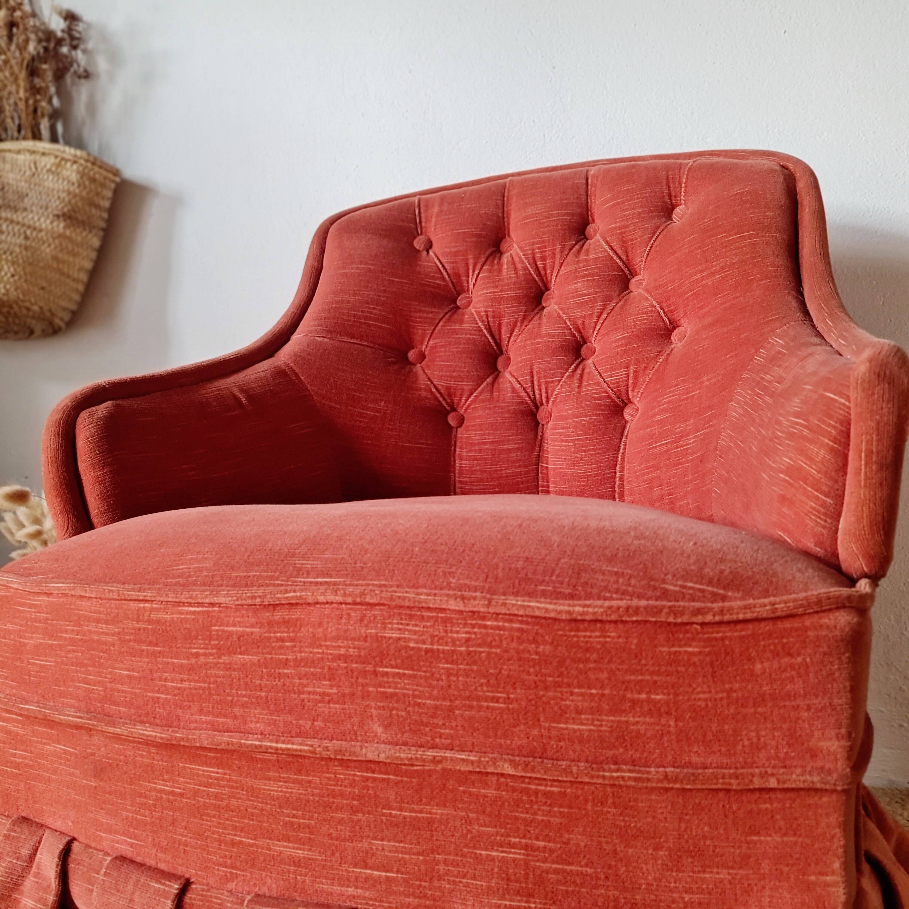 Fauteuil crapaud en velours rouge - jupe