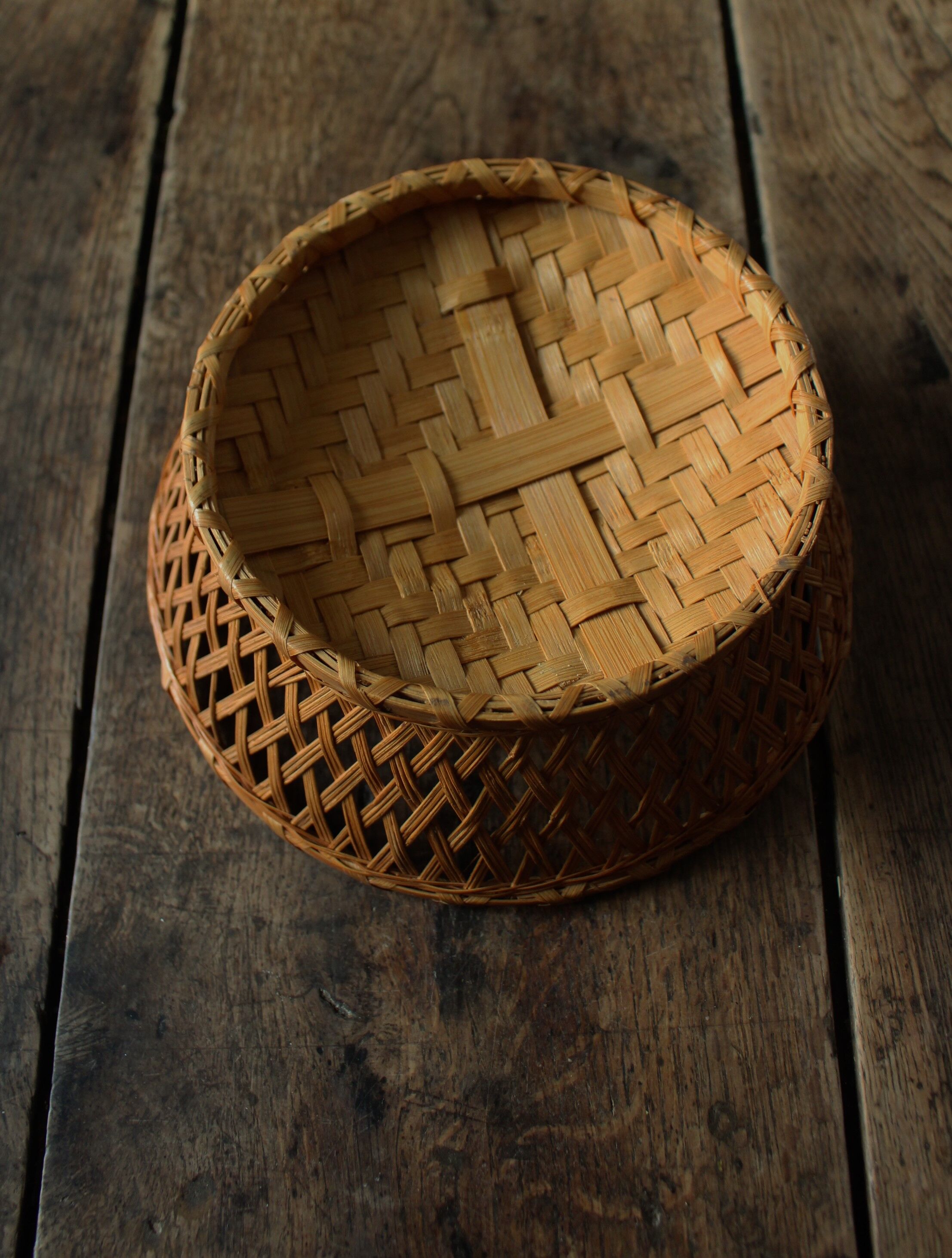 Round basket vintage braided wicker