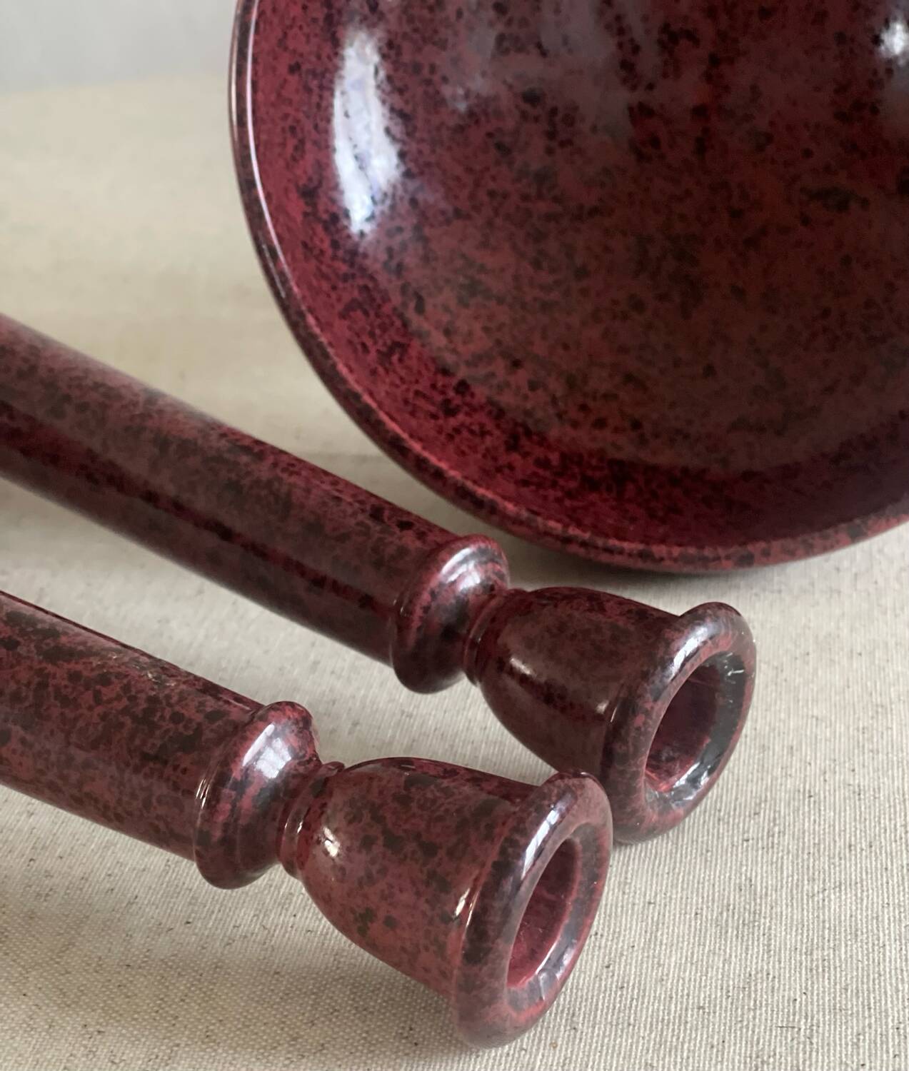 Candlesticks and bowl in speckled ceramic.