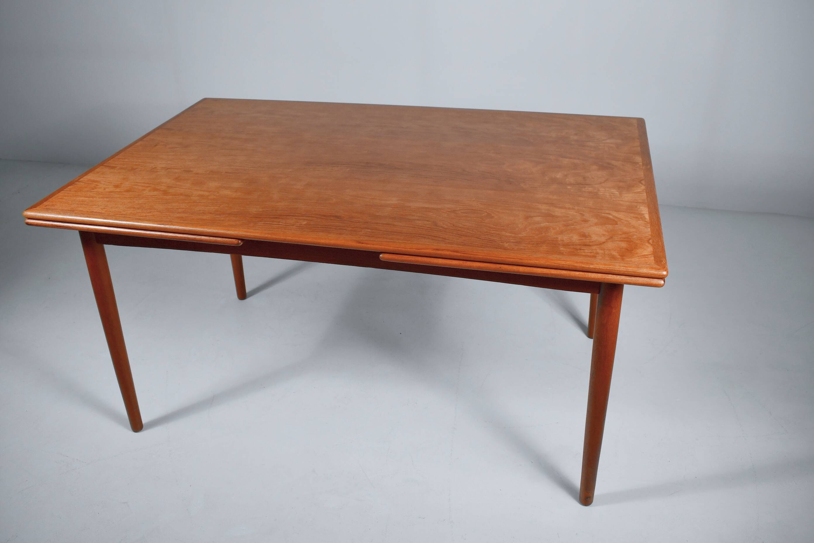 Table à manger en teck par Georg Petersens. Danemark, années 1960.