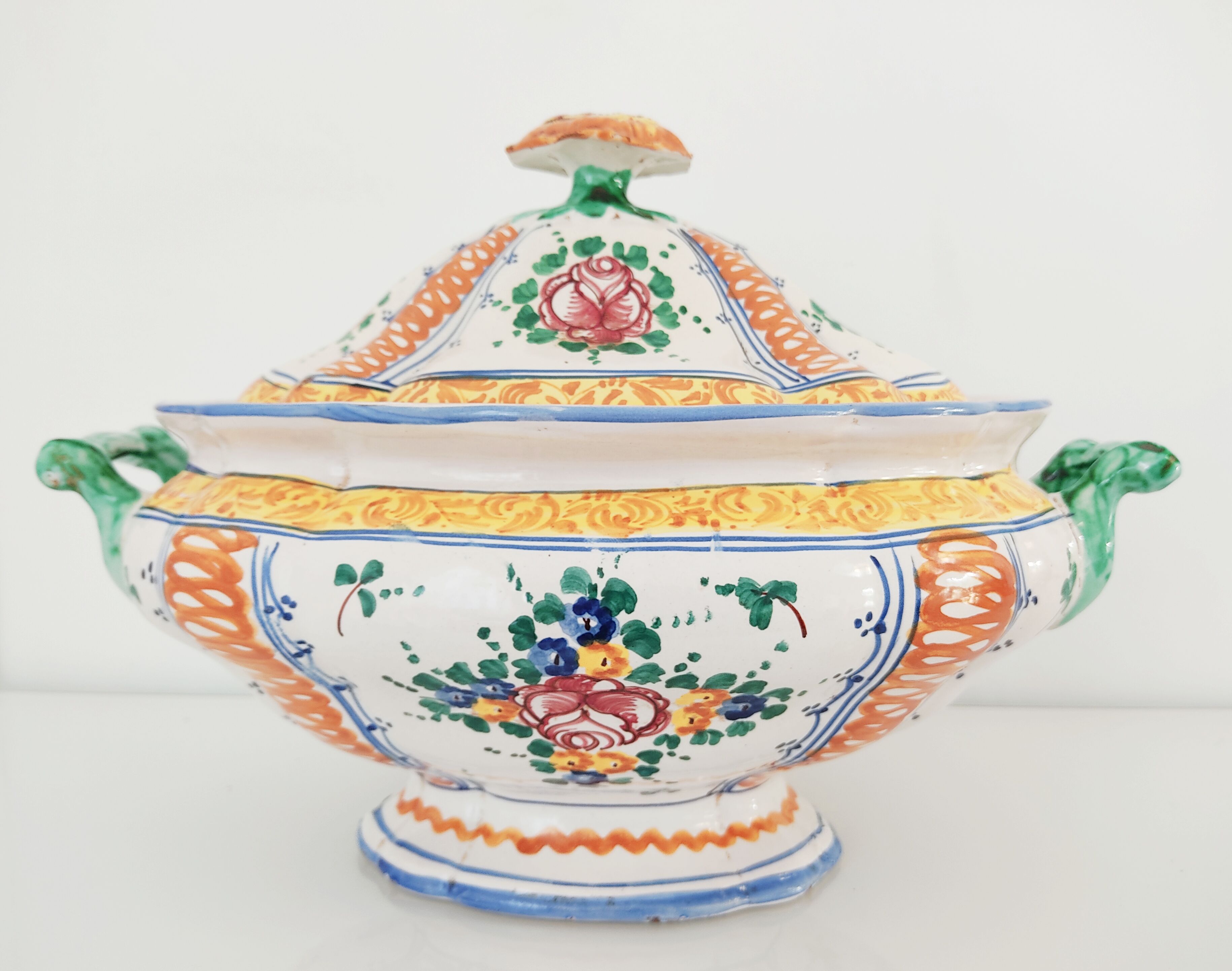 Soupière en faïence italienne au décor de fleurs