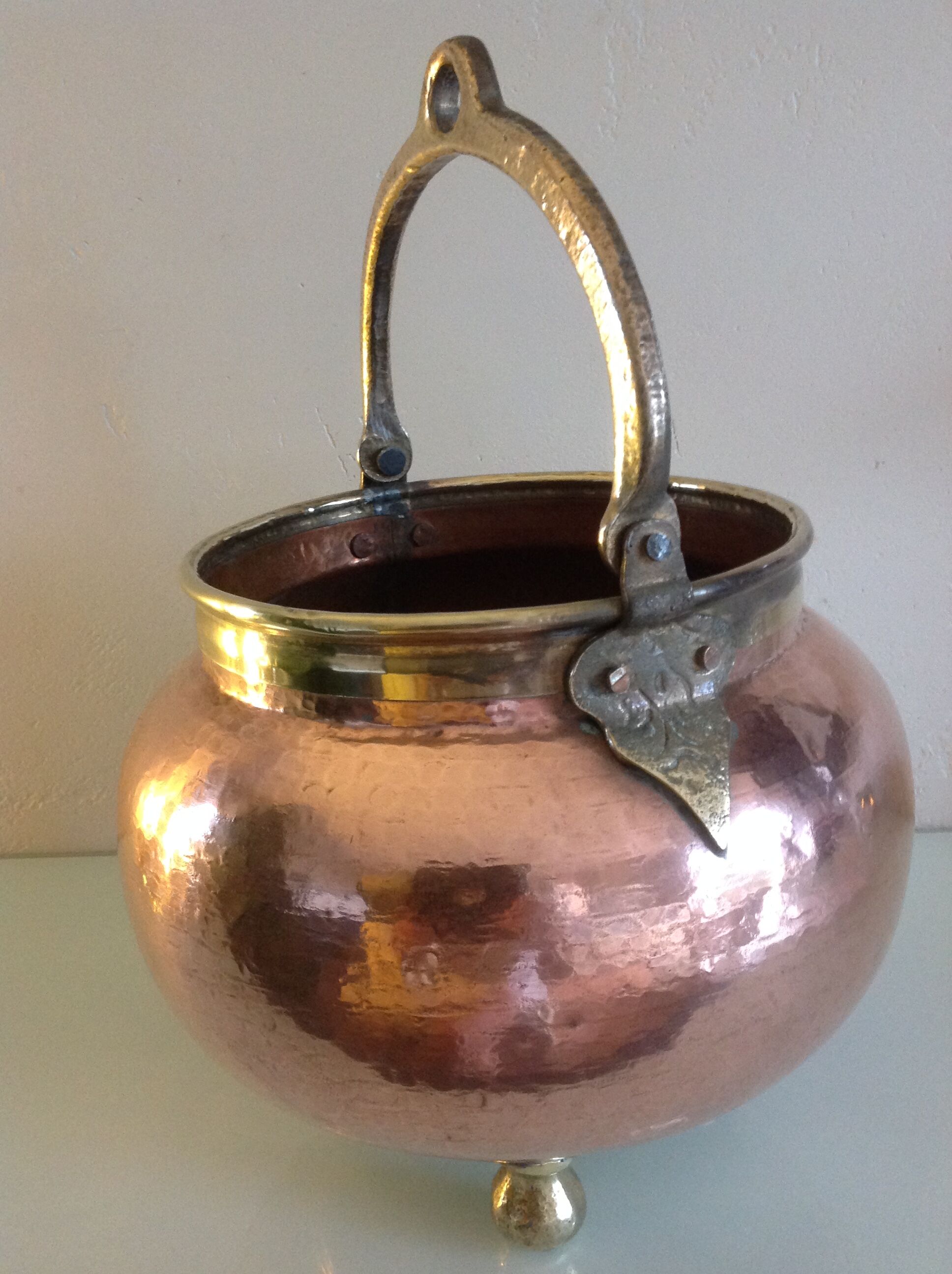 Cache pot pot cauldron in hammered red copper / vintage 60s-70s