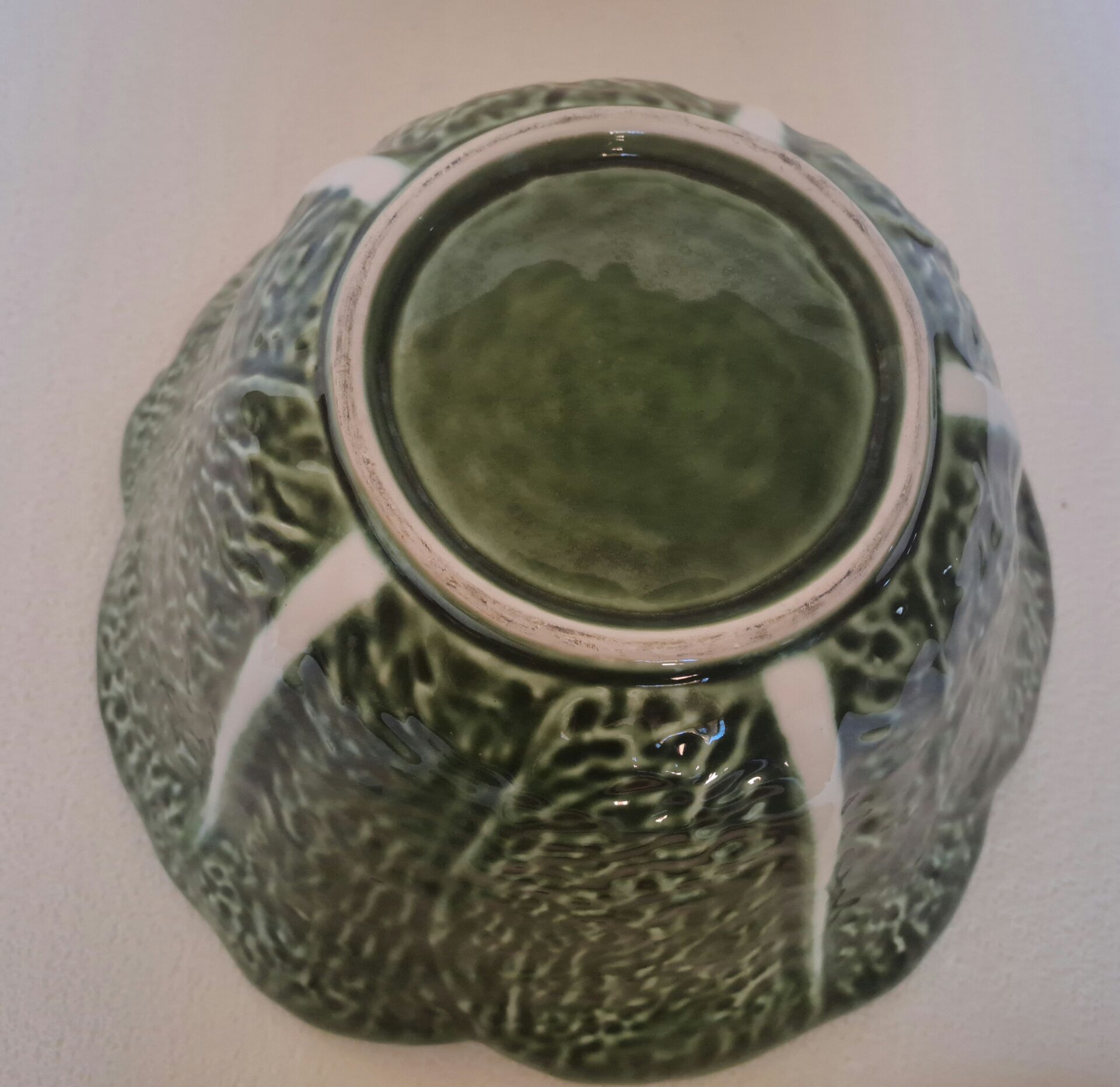 Cabbage bowl and its salad utensils in earthenware