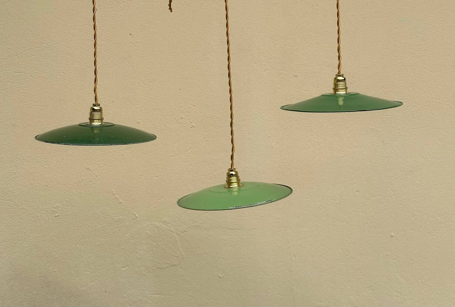Lot of 3 vintage enamelled sheet metal lampshade pendants, industrial retro farmhouse