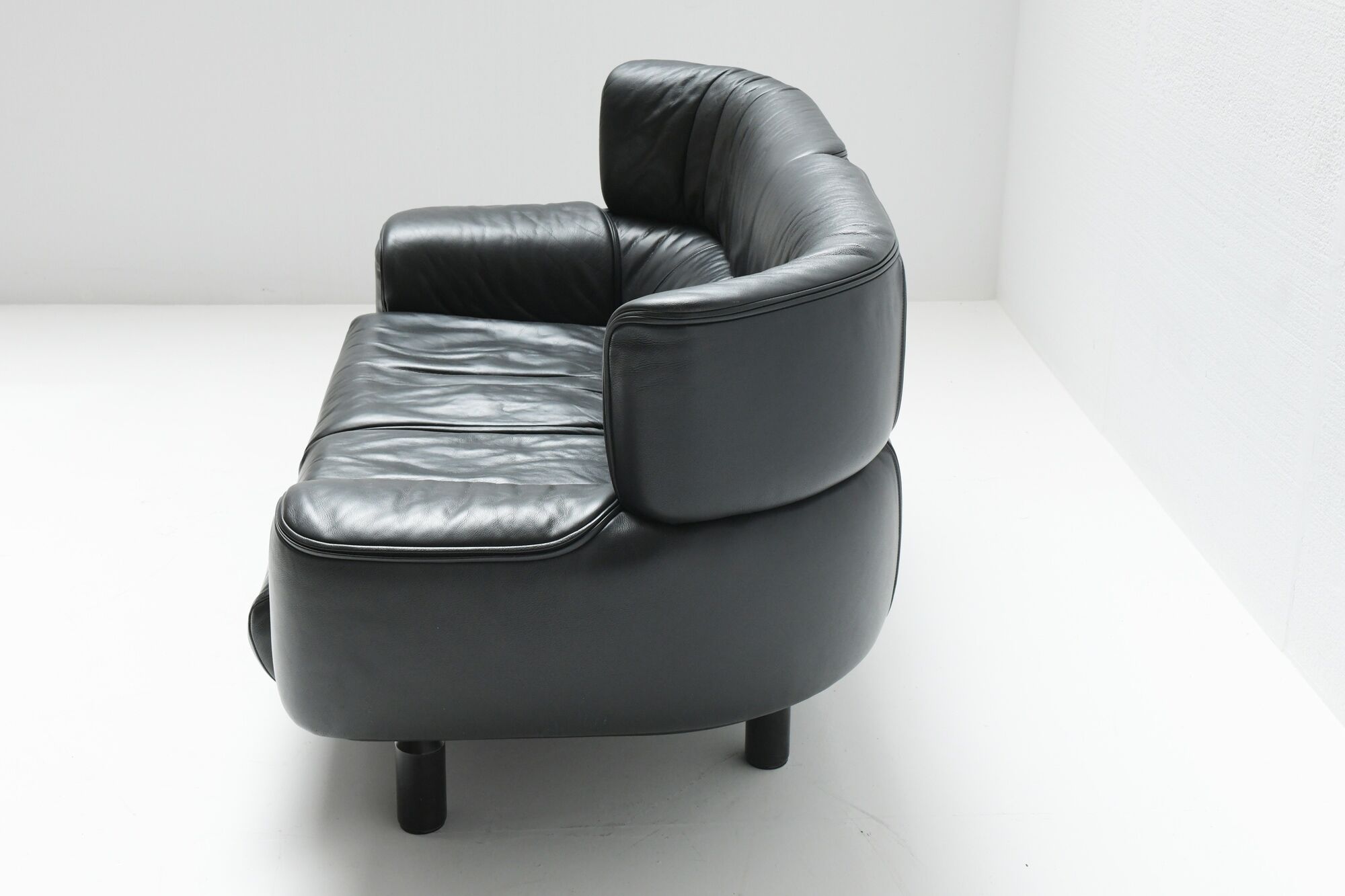 Bull sofa in grey leather by Gianfranco Frattini for Cassina 1987