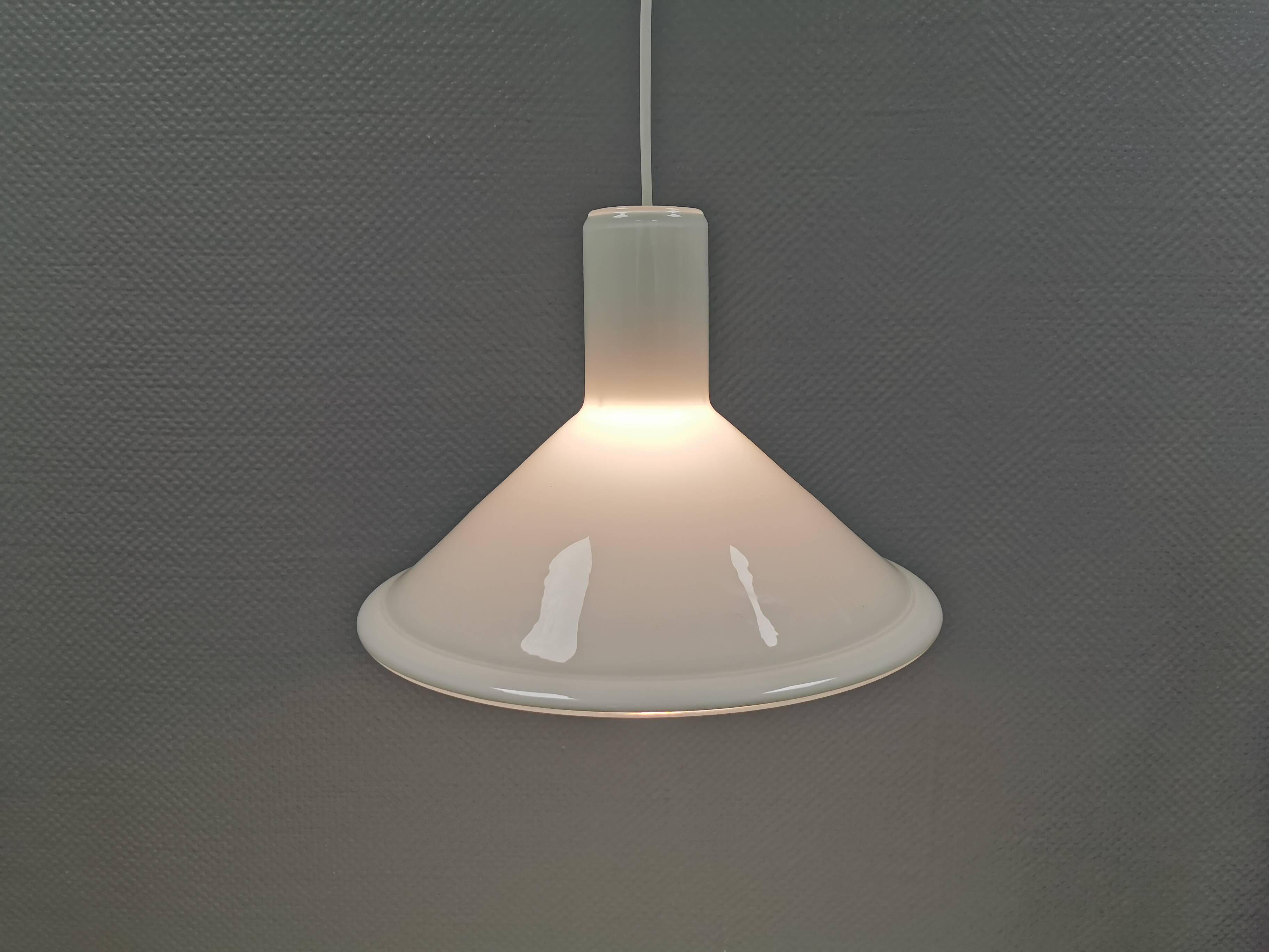 Lampe suspendue P&T. Conçu par Michael Bang pour Holmegaard Danemark 1976.