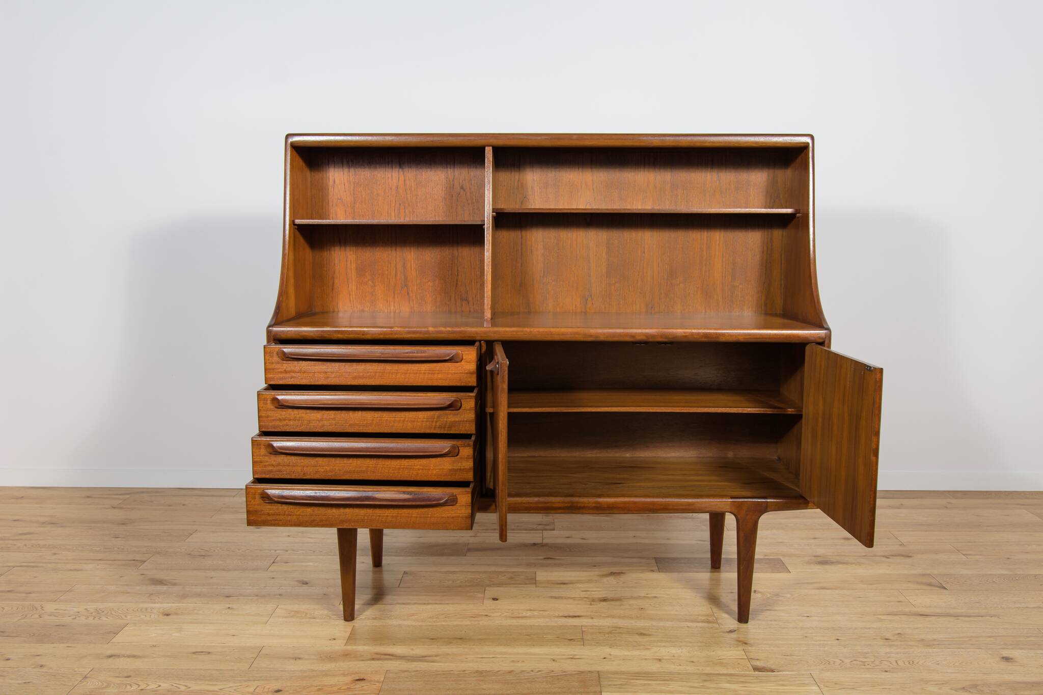 Buffet haut en teck des années 60 par John Herbert pour A. Younger Ltd.