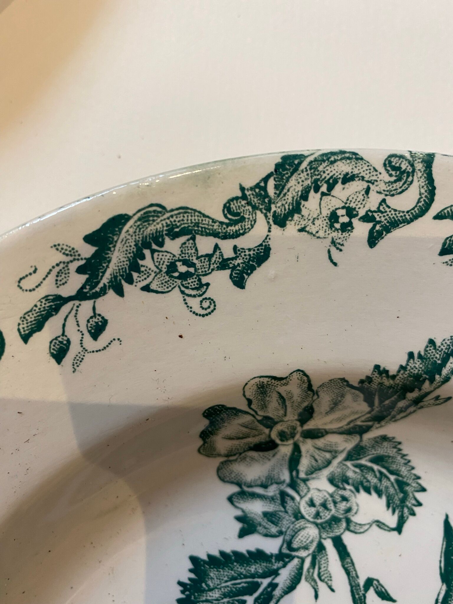 Set of 4 hollow plates, foliage decorations, Manufacture de St-Amand-les-Eaux