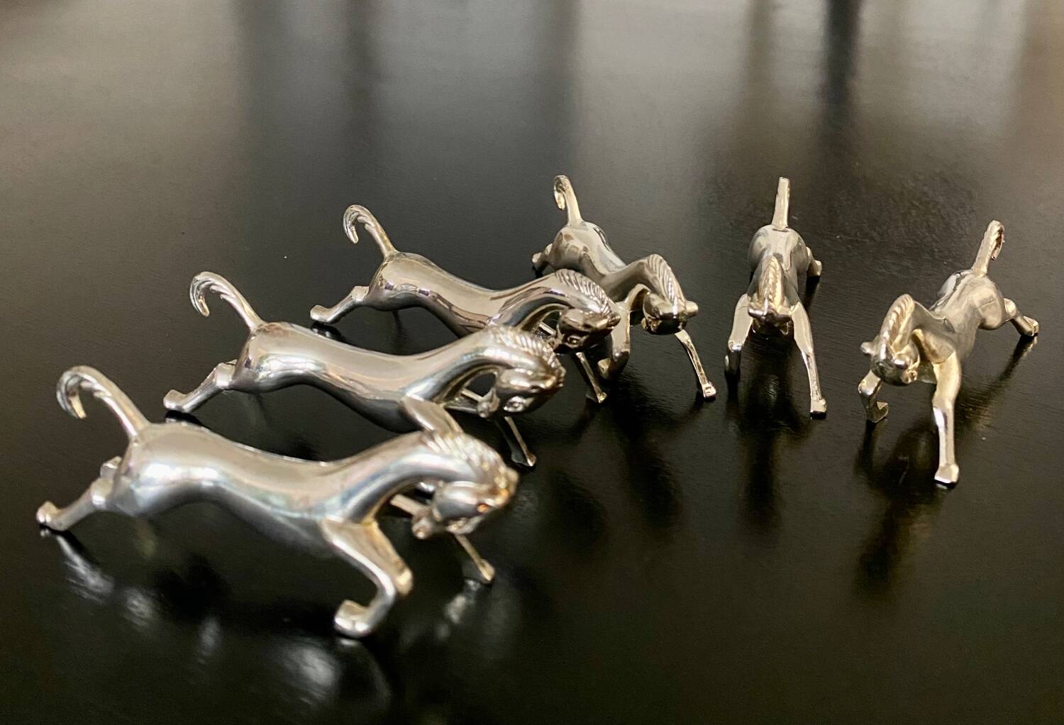 6 horse-shaped metal knife holders